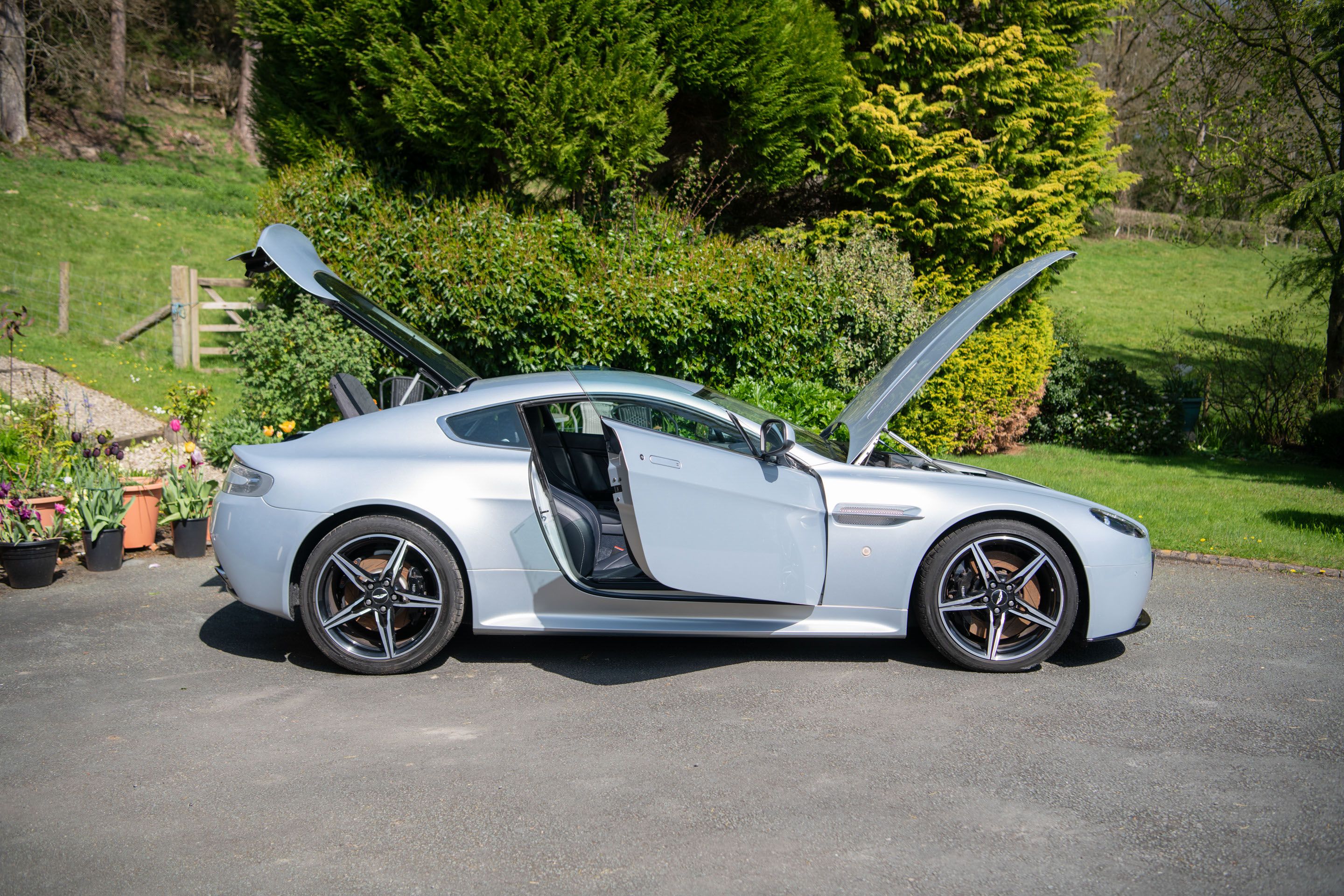 Photo 7 of 12 of 2017 Aston Martin Vantage S - Low Mileage