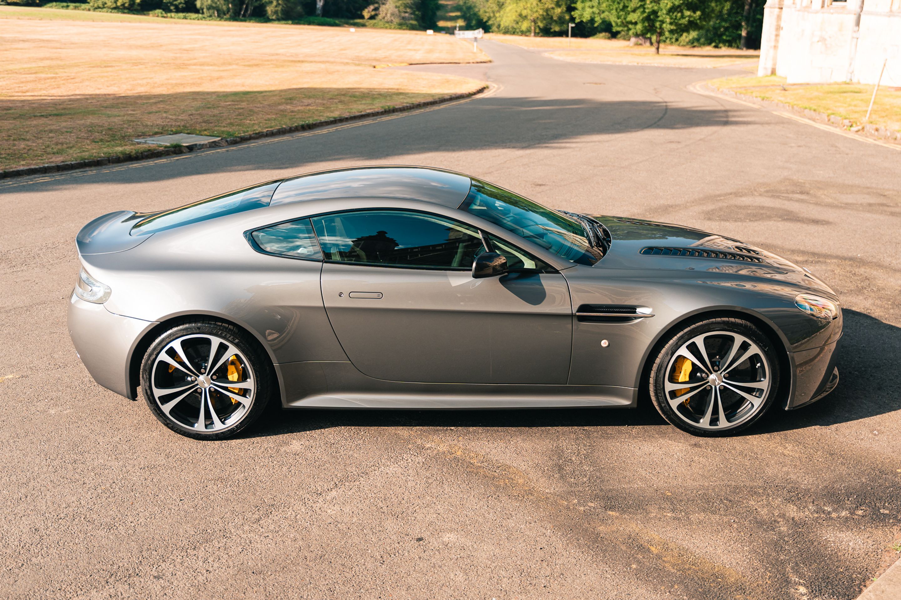 Photo 2 of 12 of 2009 Aston Martin V12 Vantage - Manual