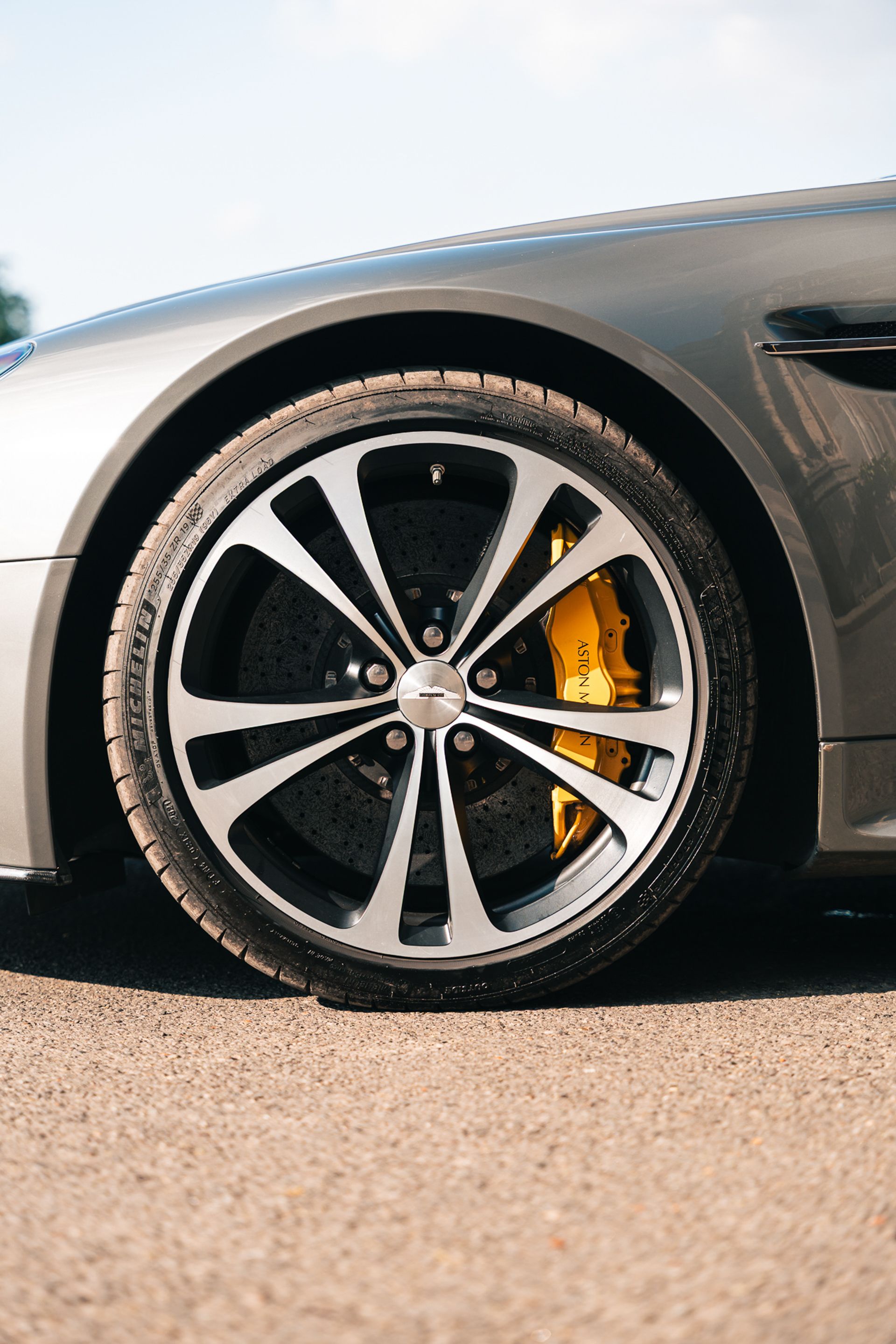 Photo 3 of 12 of 2009 Aston Martin V12 Vantage - Manual