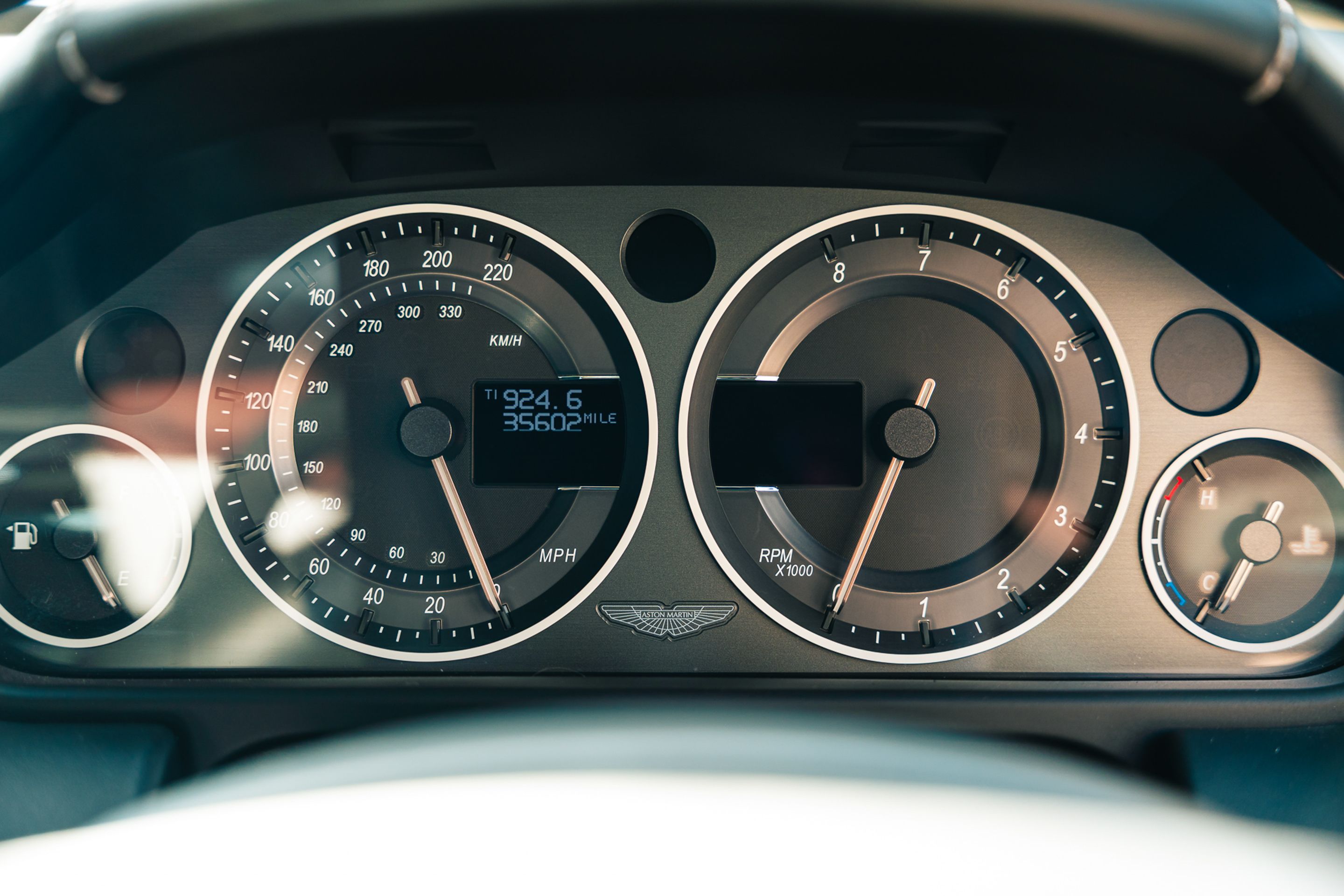Photo 5 of 12 of 2009 Aston Martin V12 Vantage - Manual