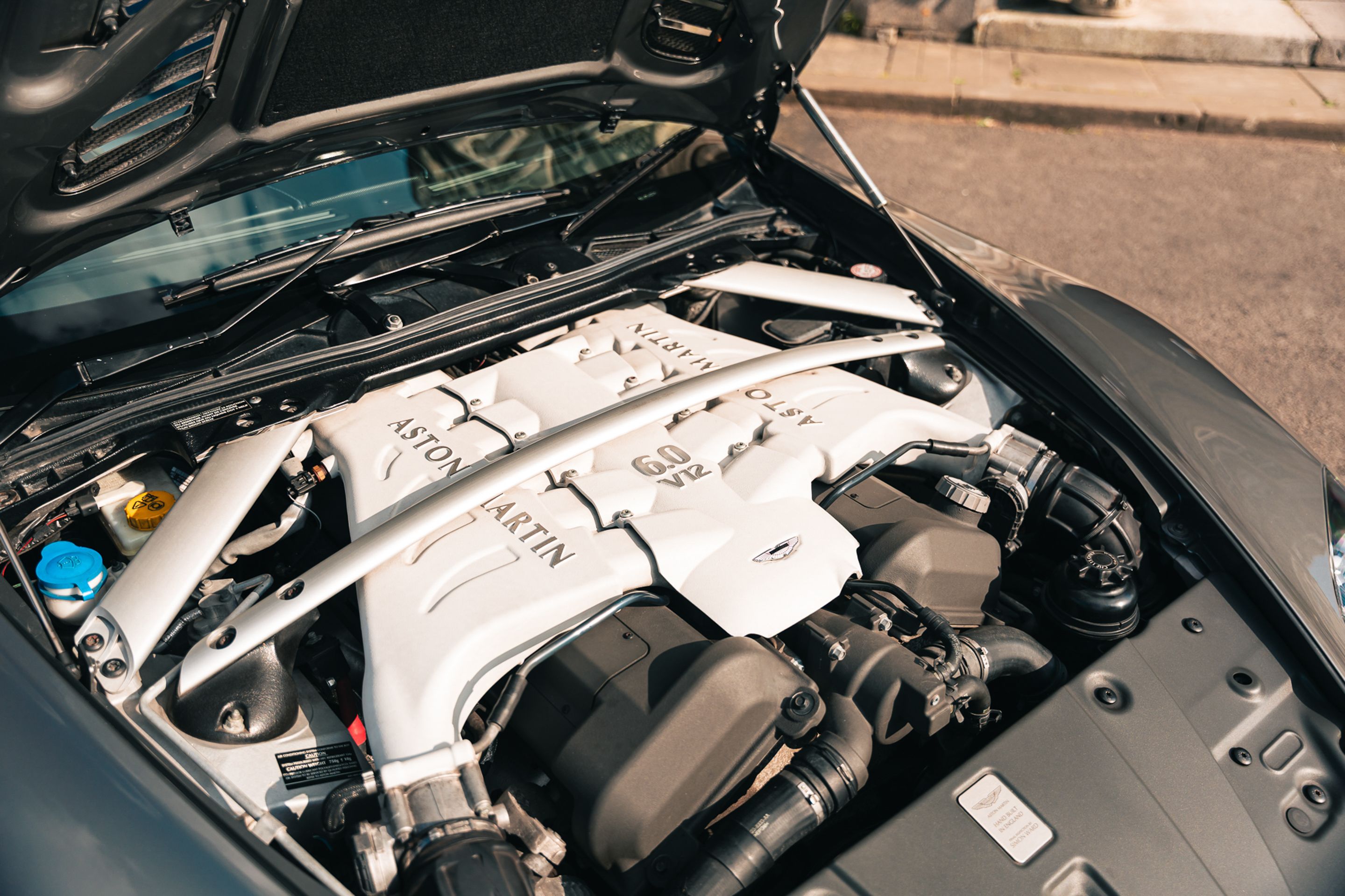 Photo 9 of 12 of 2009 Aston Martin V12 Vantage - Manual