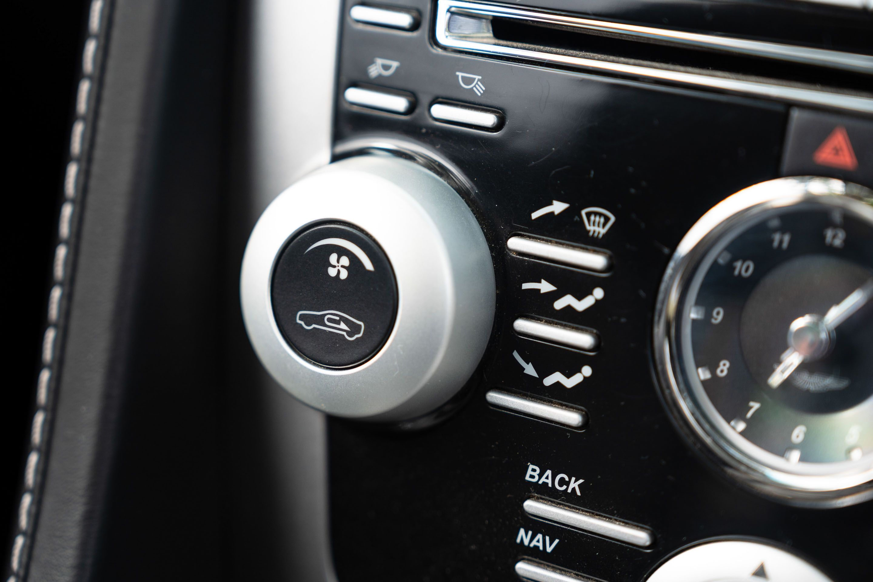 Photo 7 of 12 of 2011 Aston Martin V8 Vantage Roadster