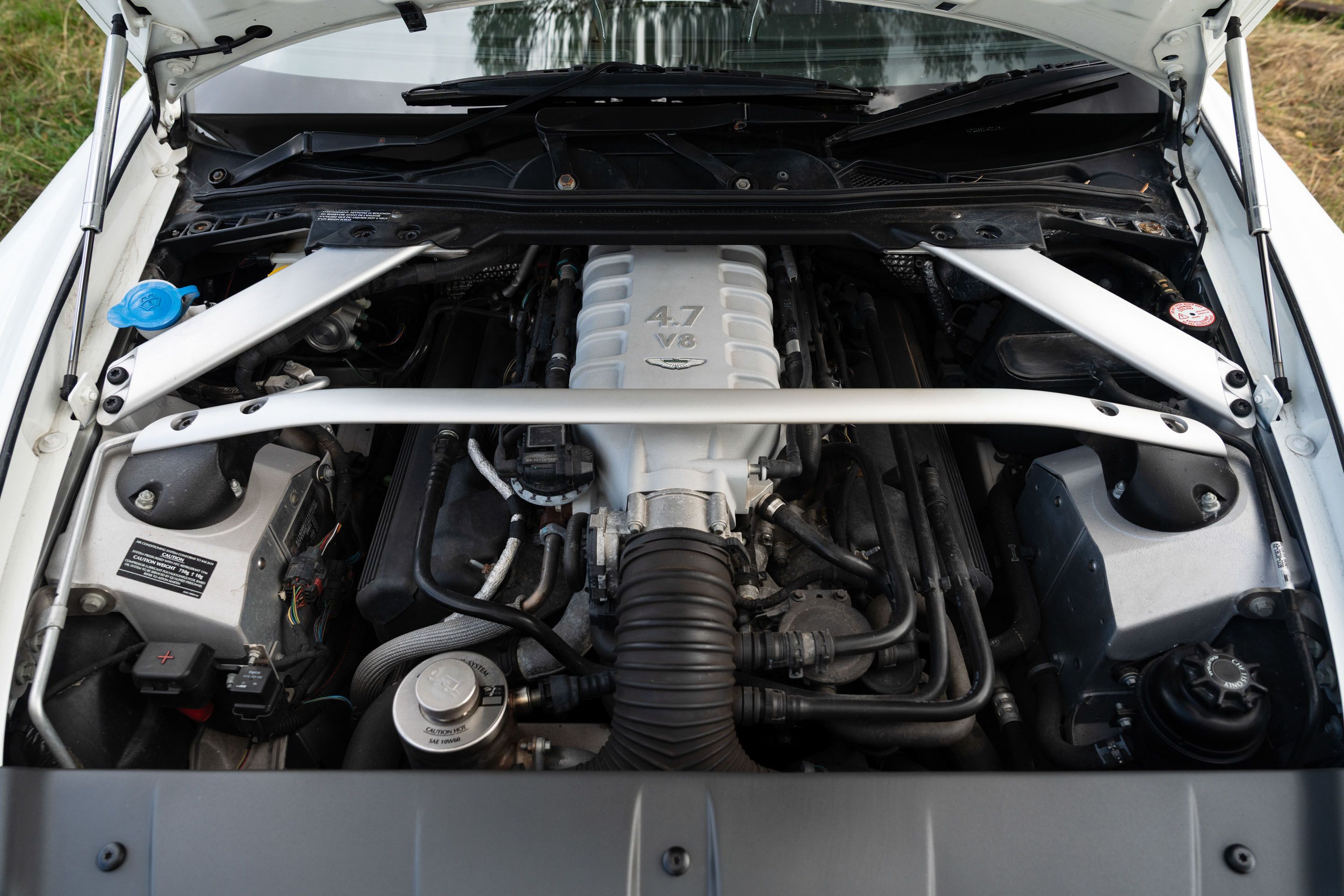 Photo 10 of 12 of 2011 Aston Martin V8 Vantage Roadster