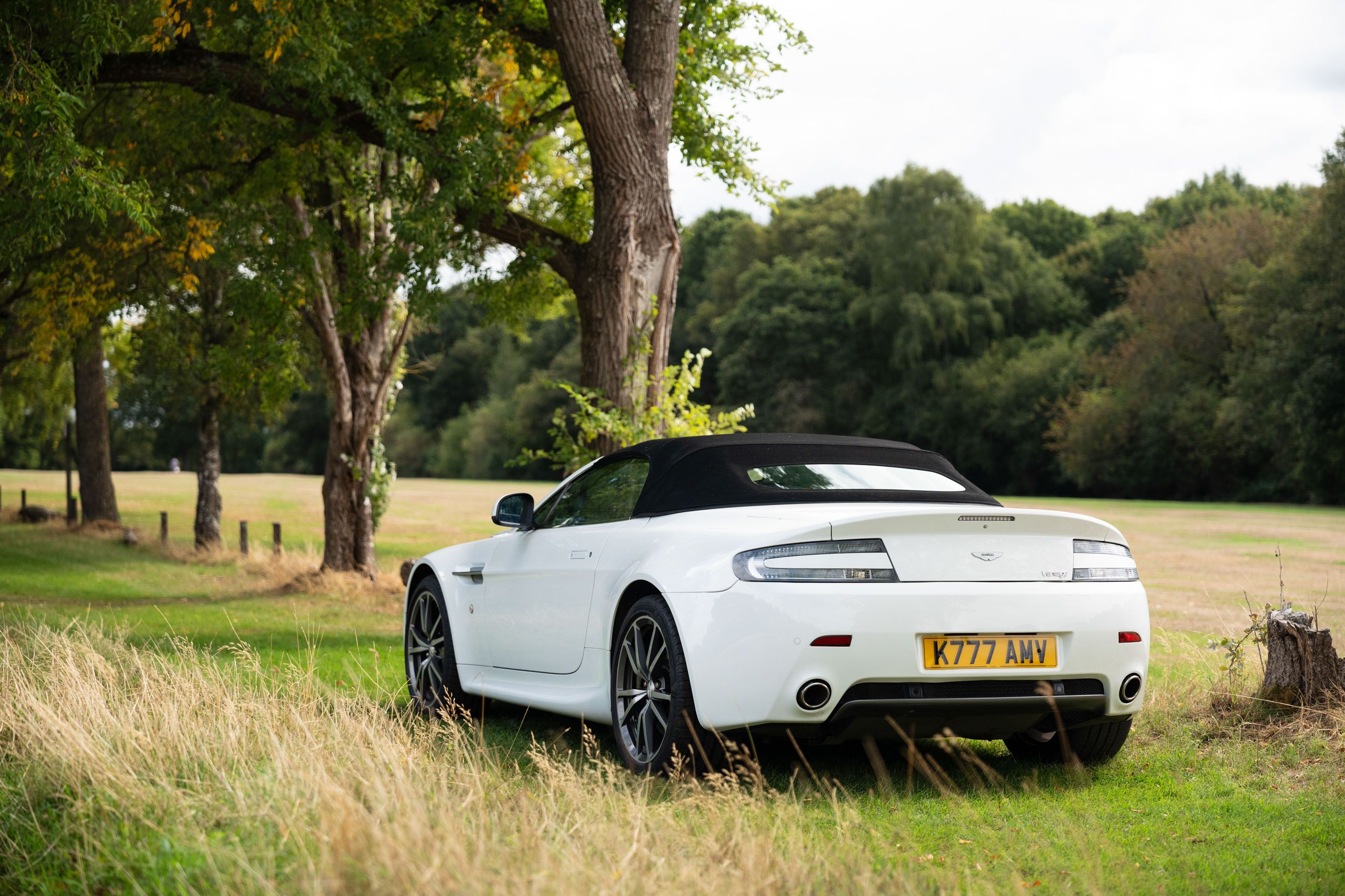 Photo 2 of 12 of 2011 Aston Martin V8 Vantage Roadster