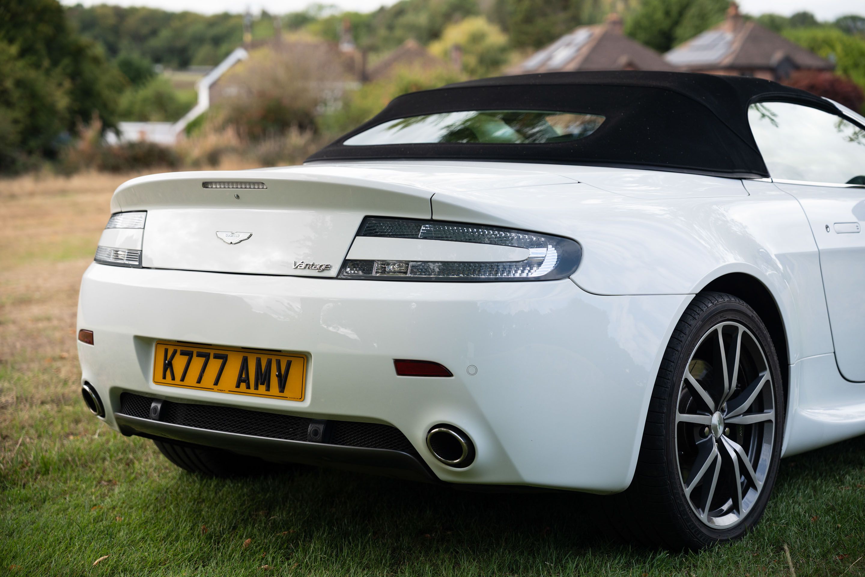 Photo 4 of 12 of 2011 Aston Martin V8 Vantage Roadster