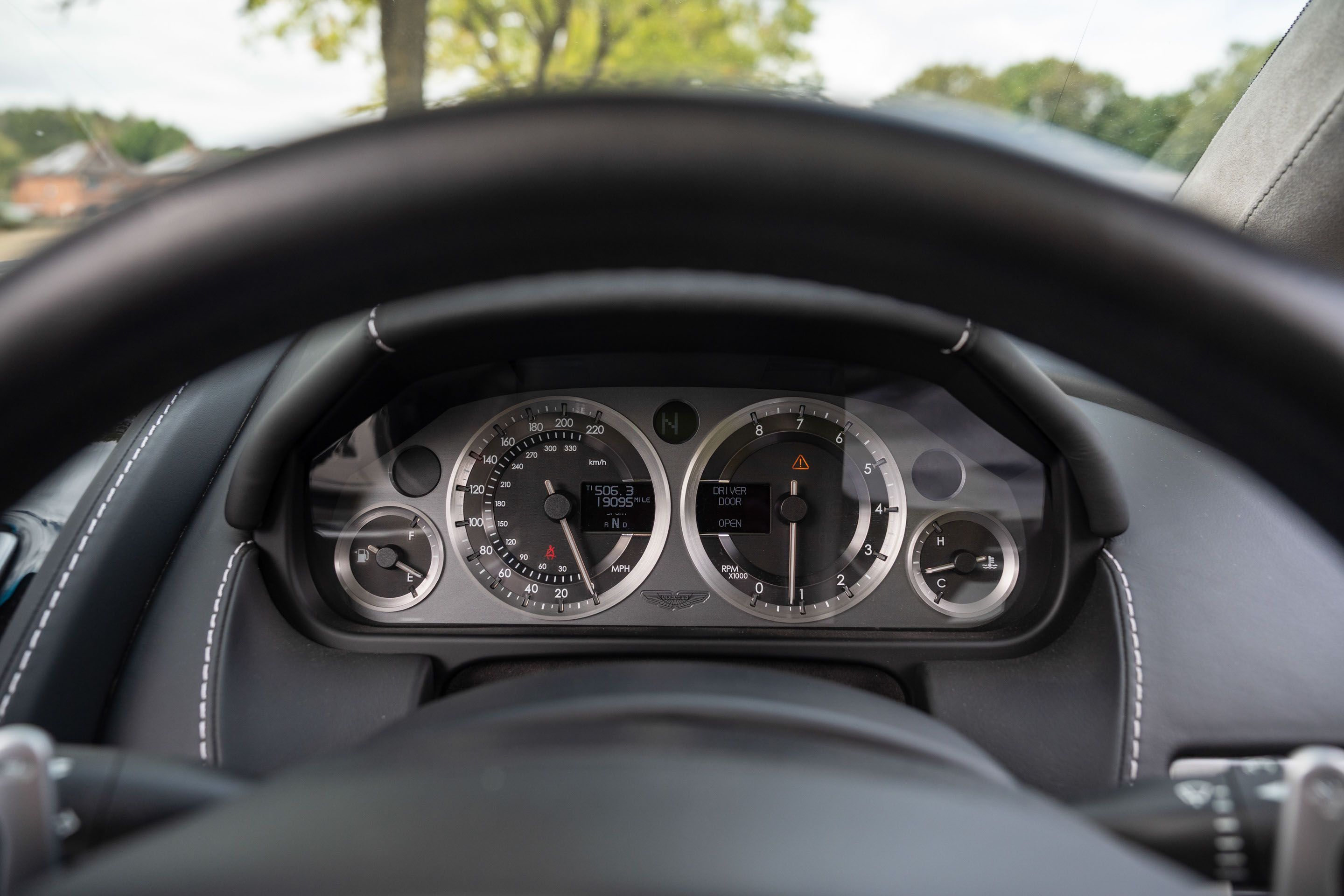 Photo 6 of 12 of 2011 Aston Martin V8 Vantage Roadster