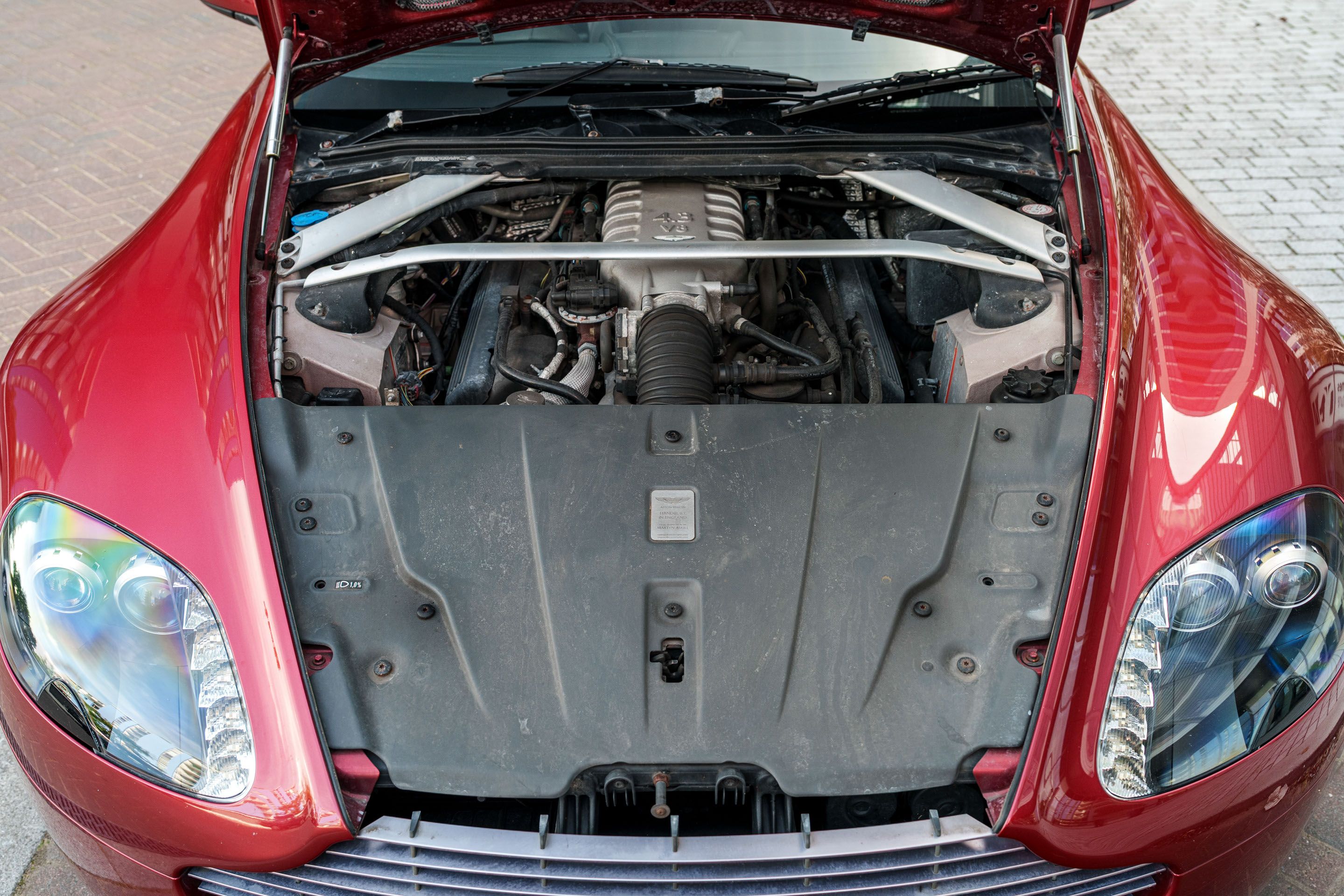 Photo 9 of 12 of 2005 Aston Martin V8 Vantage 4.3 Manual