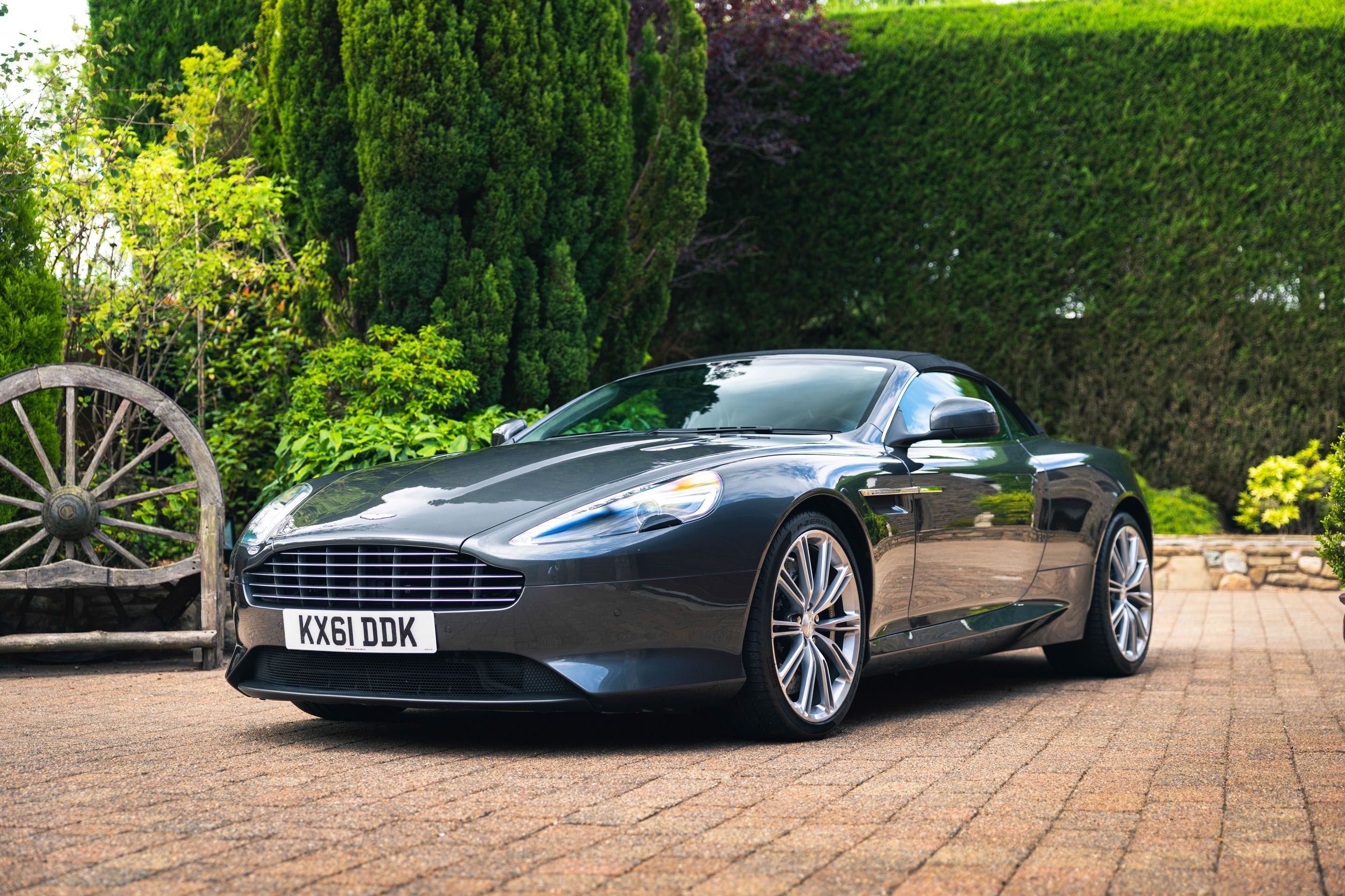 Photo 2 of 12 of 2011 Aston Martin Virage Volante