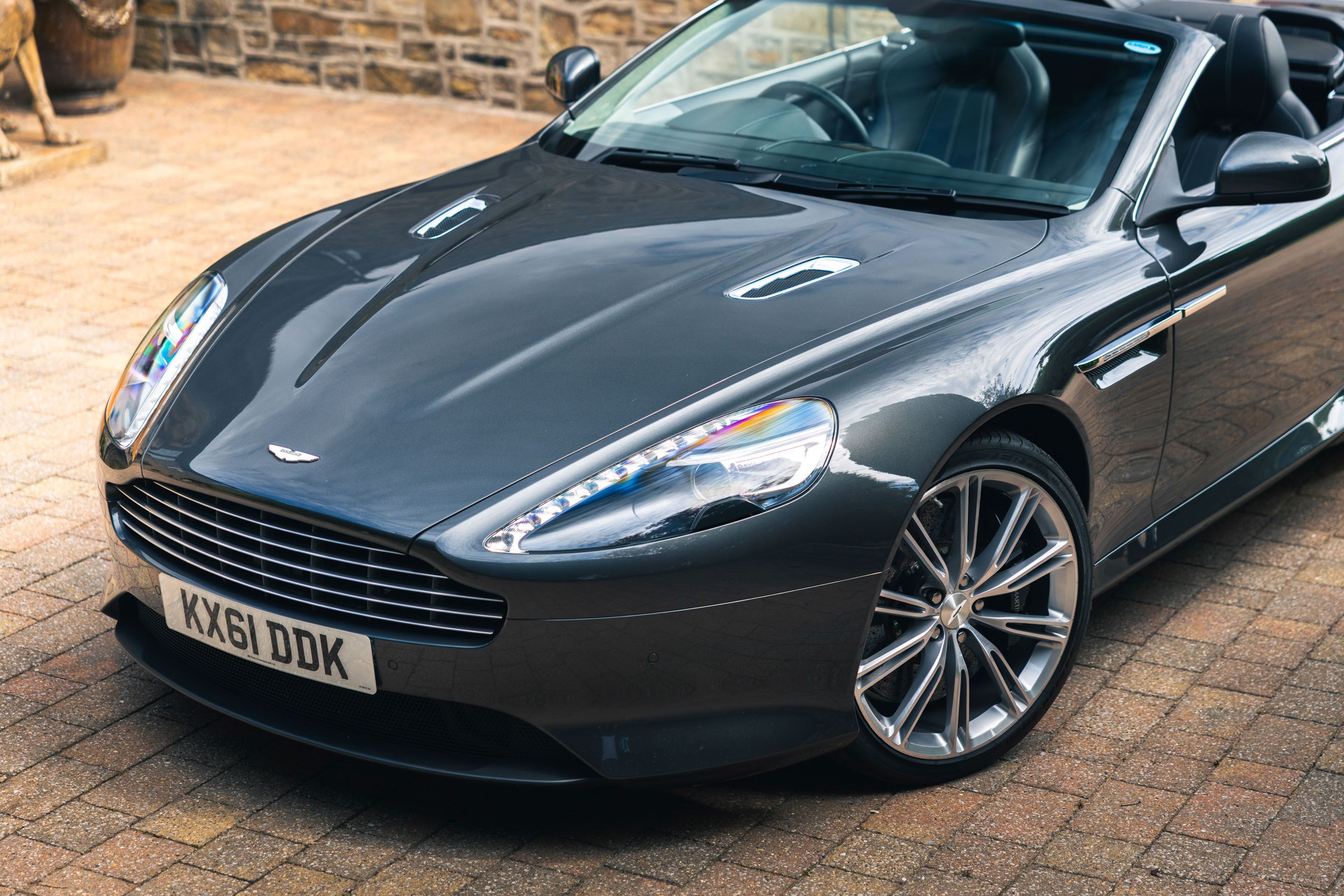 Photo 3 of 12 of 2011 Aston Martin Virage Volante