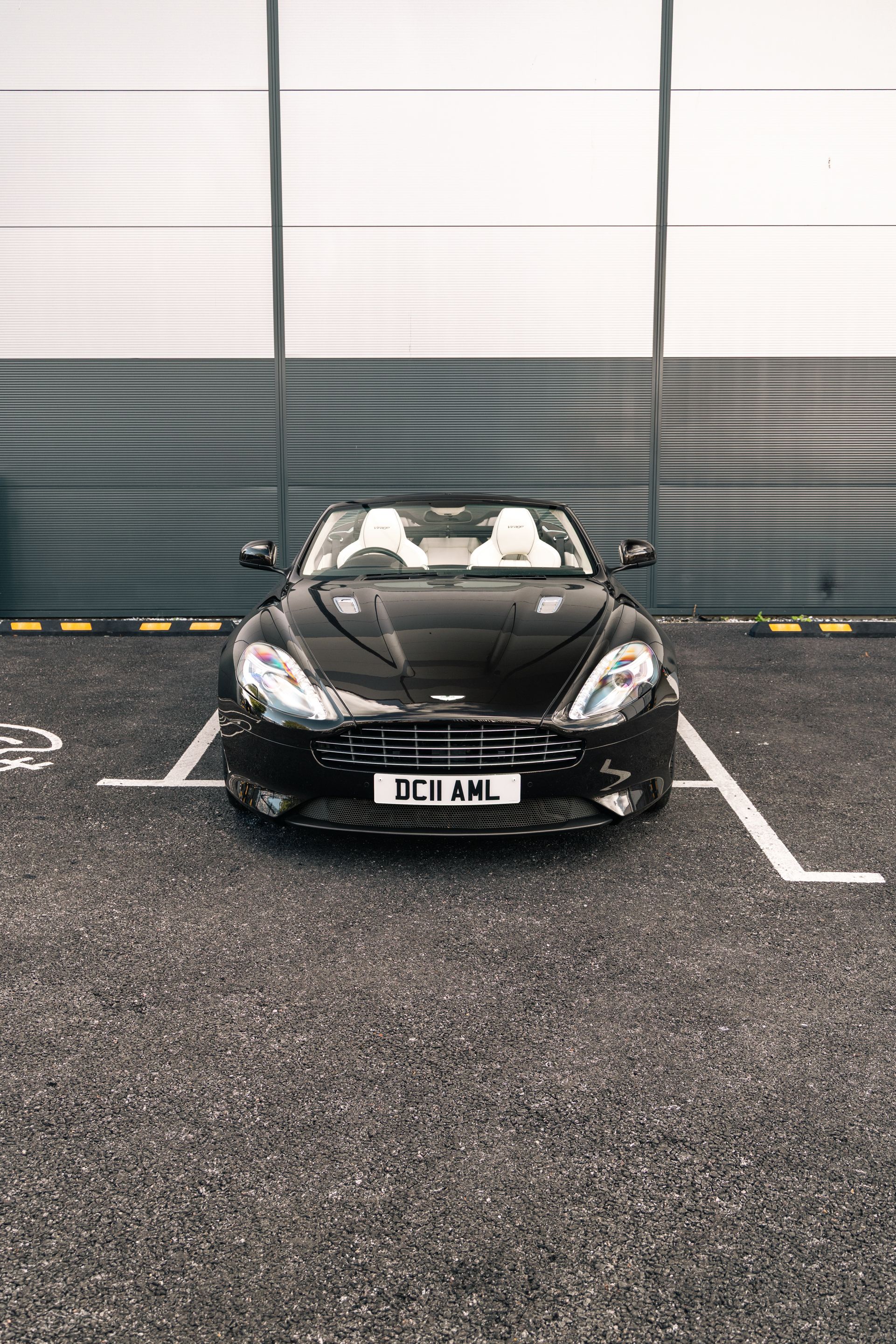 Photo 2 of 12 of 2011 Aston Martin Virage Volante