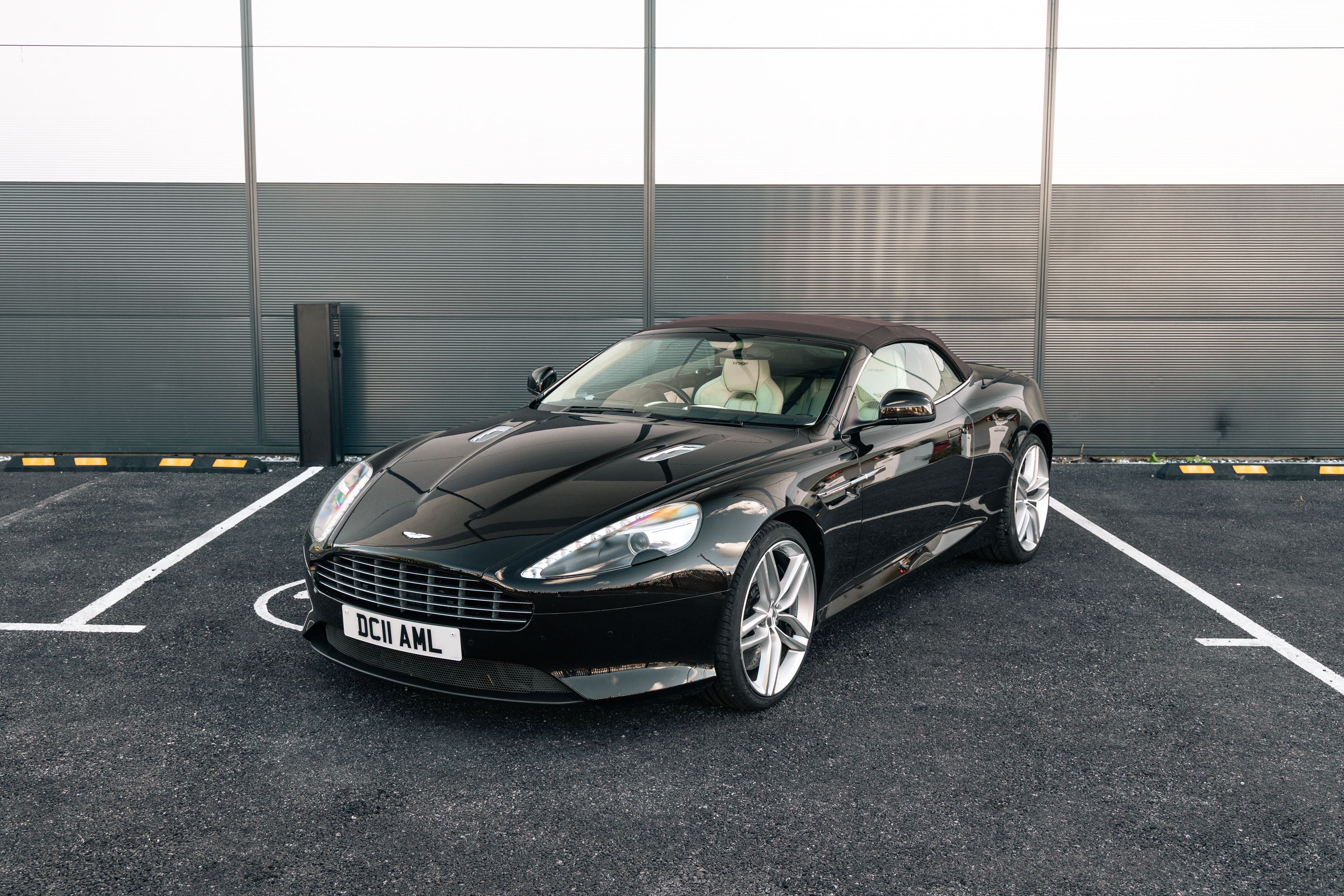 Photo 3 of 12 of 2011 Aston Martin Virage Volante
