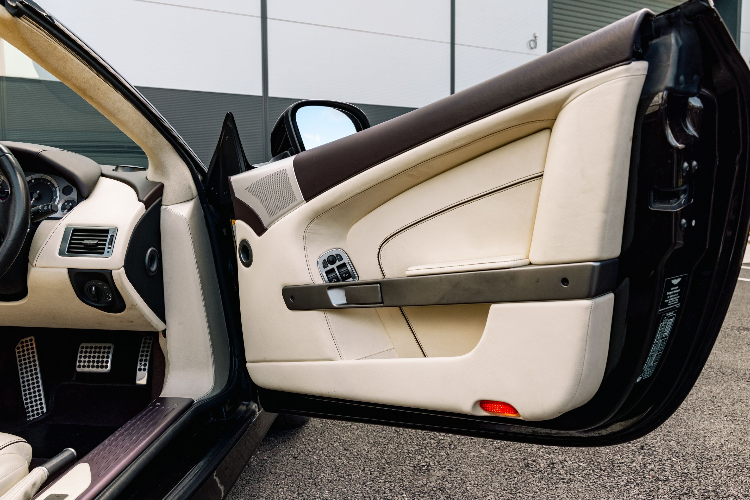Photo 8 of 12 of 2011 Aston Martin Virage Volante