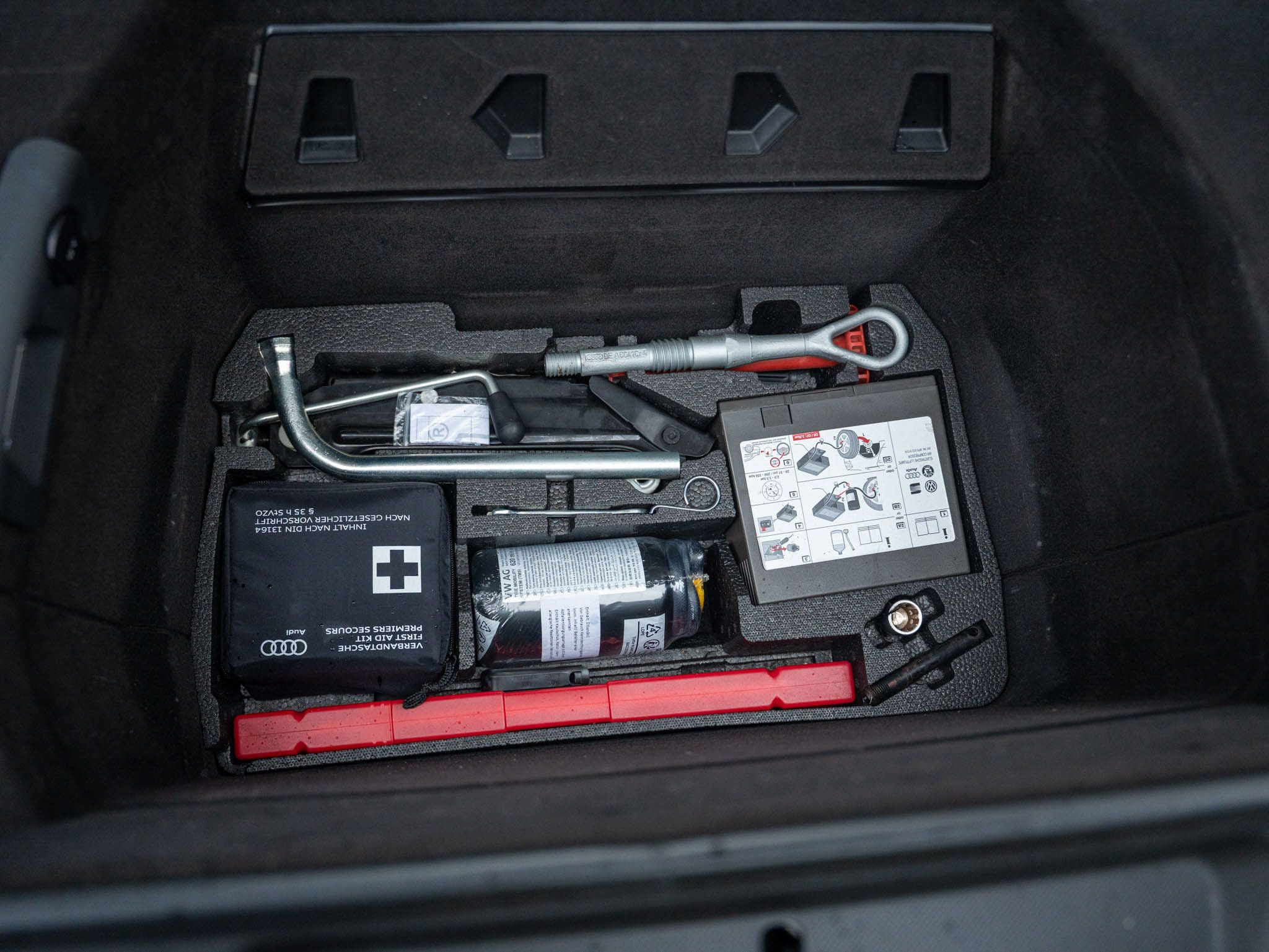 Photo 6 of 12 of 2014 Audi R8 V10 Plus