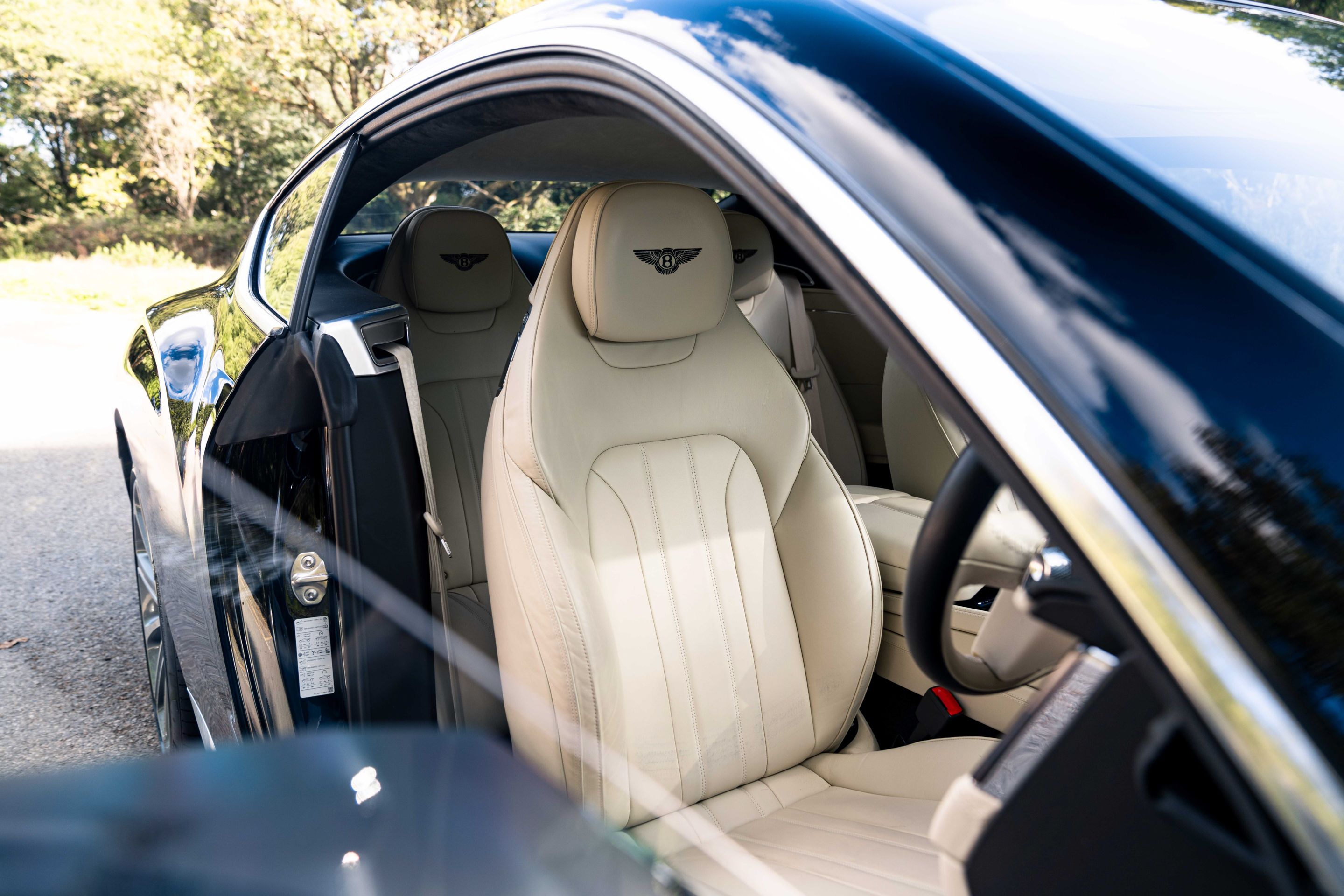 Photo 7 of 12 of 2020 Bentley Continental GT V8