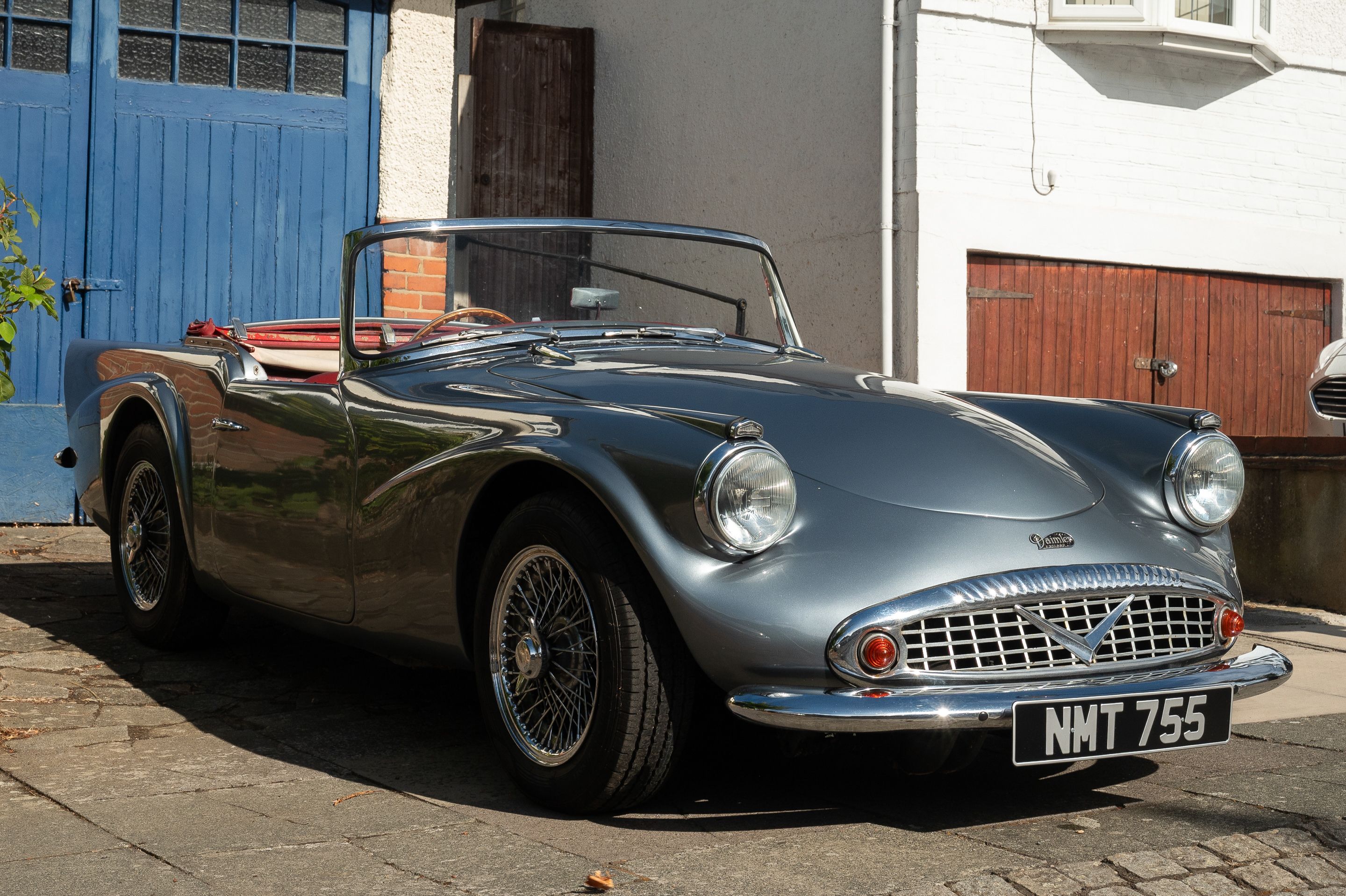 Photo 2 of 12 of 1963 Daimler Dart SP250