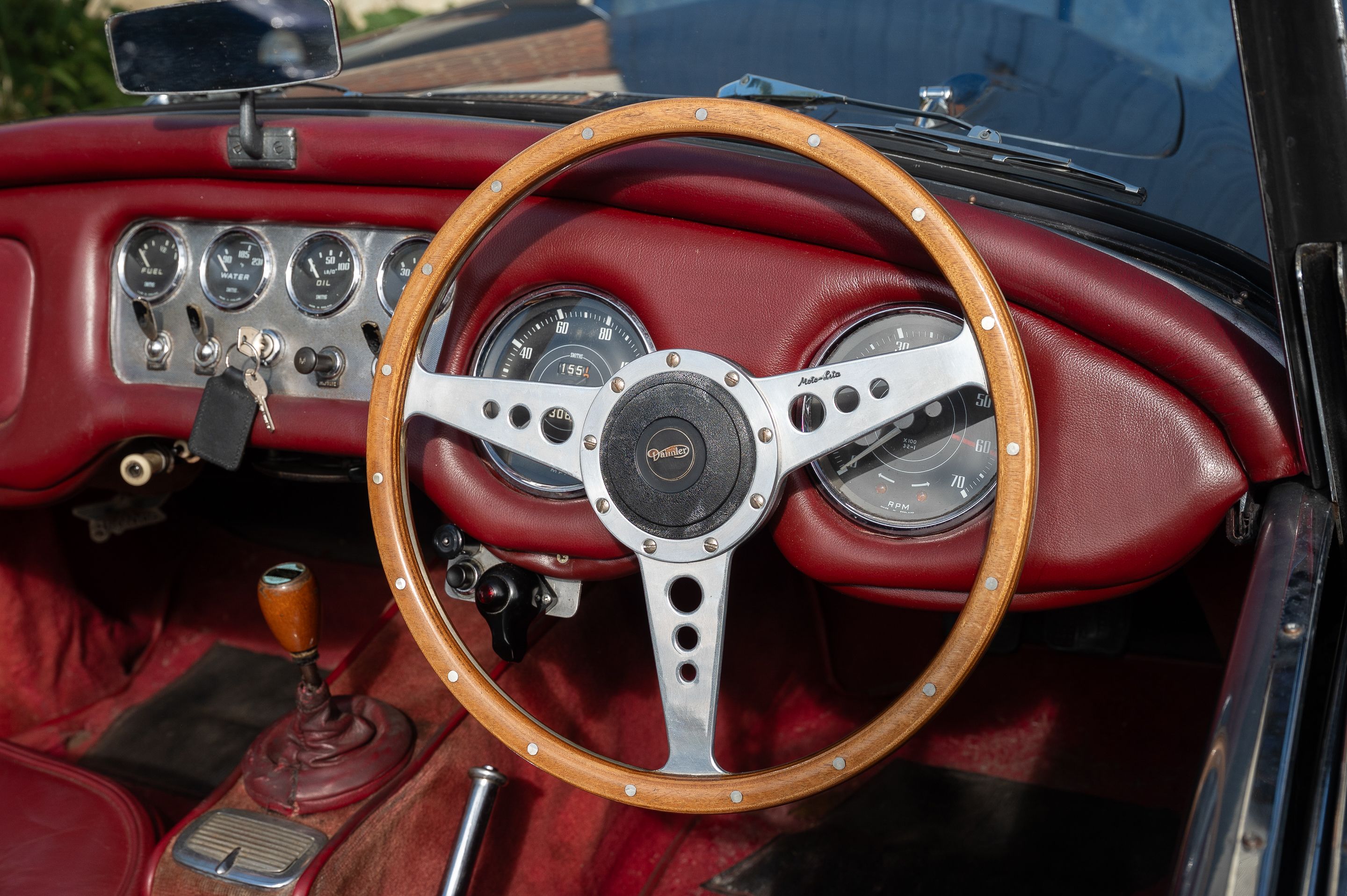Photo 6 of 12 of 1963 Daimler Dart SP250