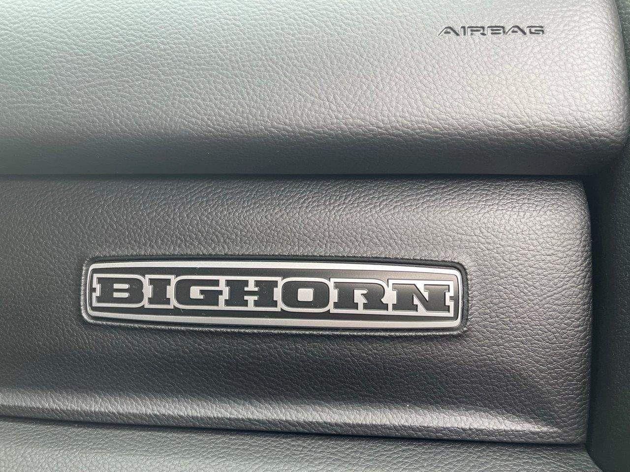 Dodge RAM 1500 4x4 Bighorn Night Edition CrewCab