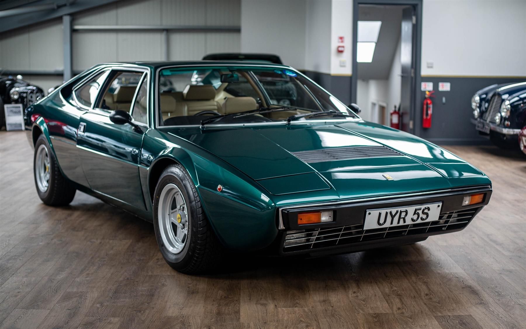 https://img.pistonheads.com/LargeSize/ferrari/dino/308-gt4/ferrari-dino-308-gt4-917966727-1.jpg