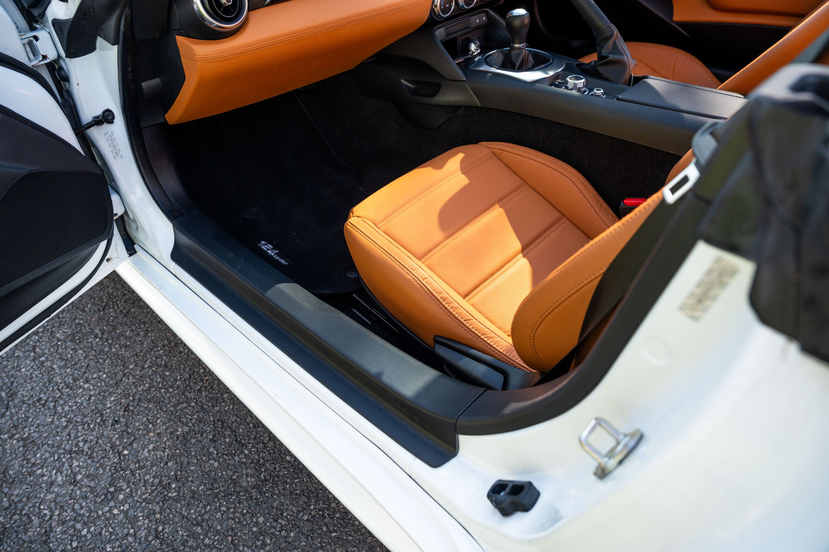 Photo 8 of 12 of 2017 Fiat 124 Spider Lusso MultiAir Manual Just 2k miles
