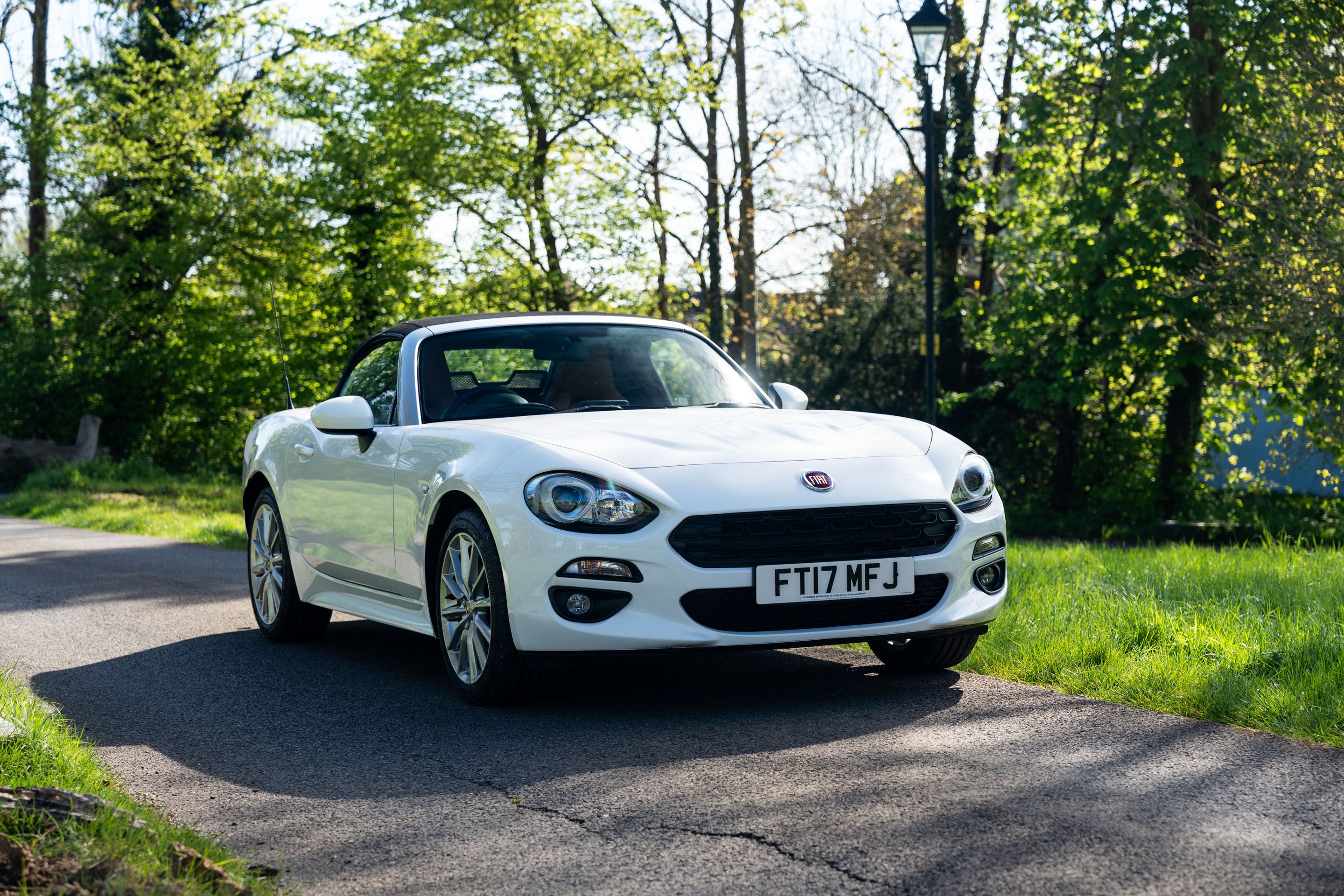 Photo 2 of 12 of 2017 Fiat 124 Spider Lusso MultiAir Manual Just 2k miles