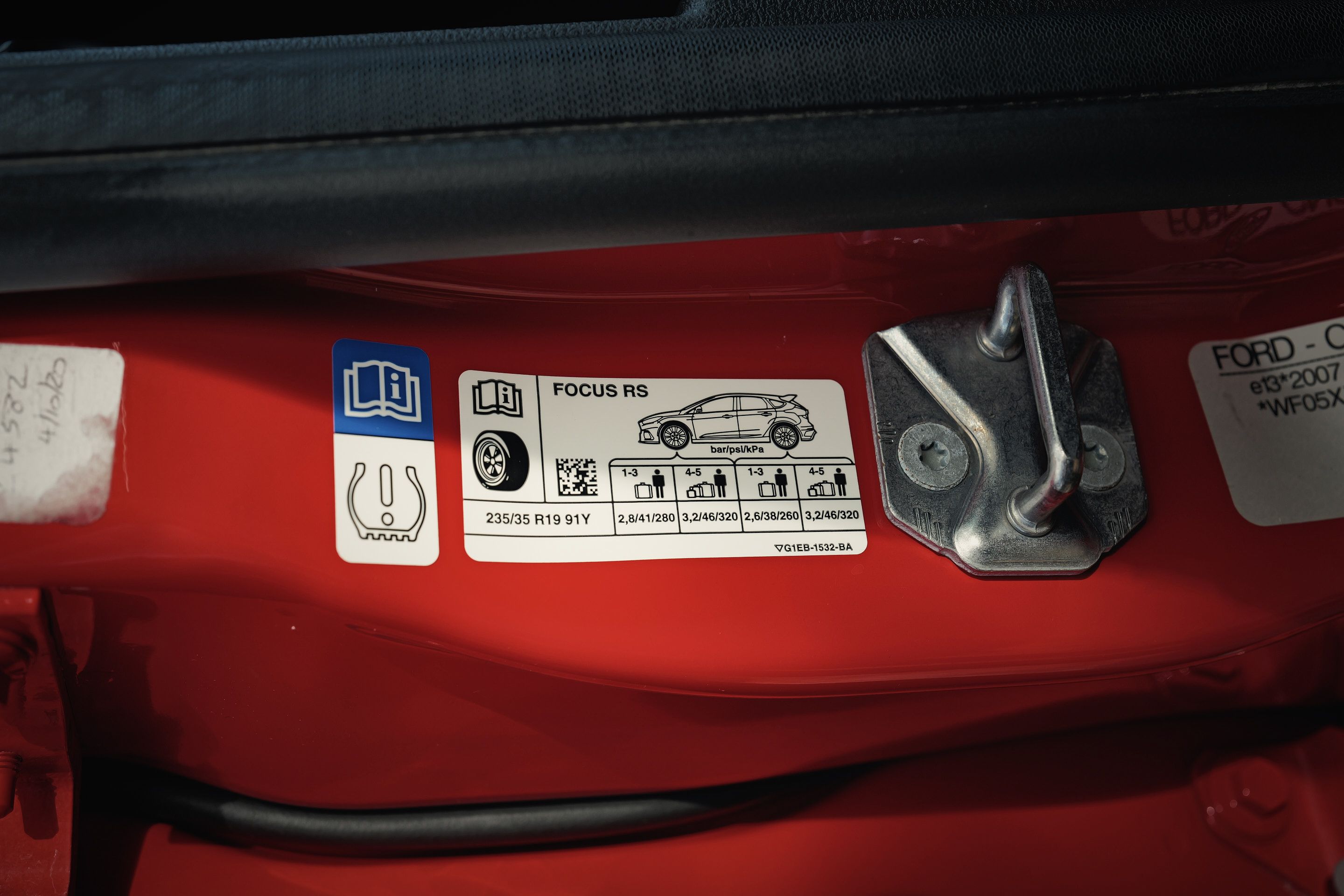 Photo 7 of 12 of 2018 Ford Focus RS (Mk3) Red Edition