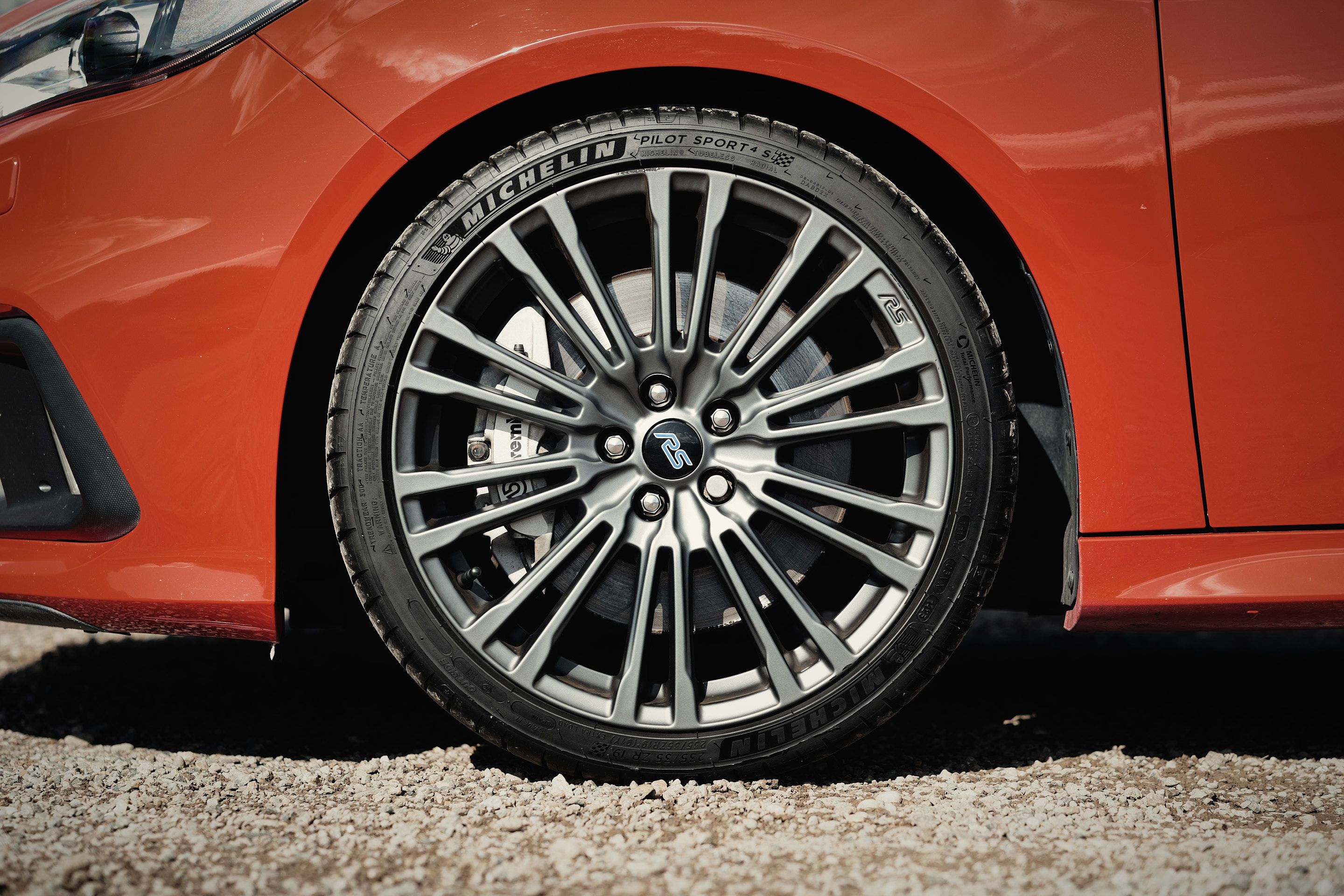 Photo 2 of 12 of 2018 Ford Focus RS (Mk3) Red Edition