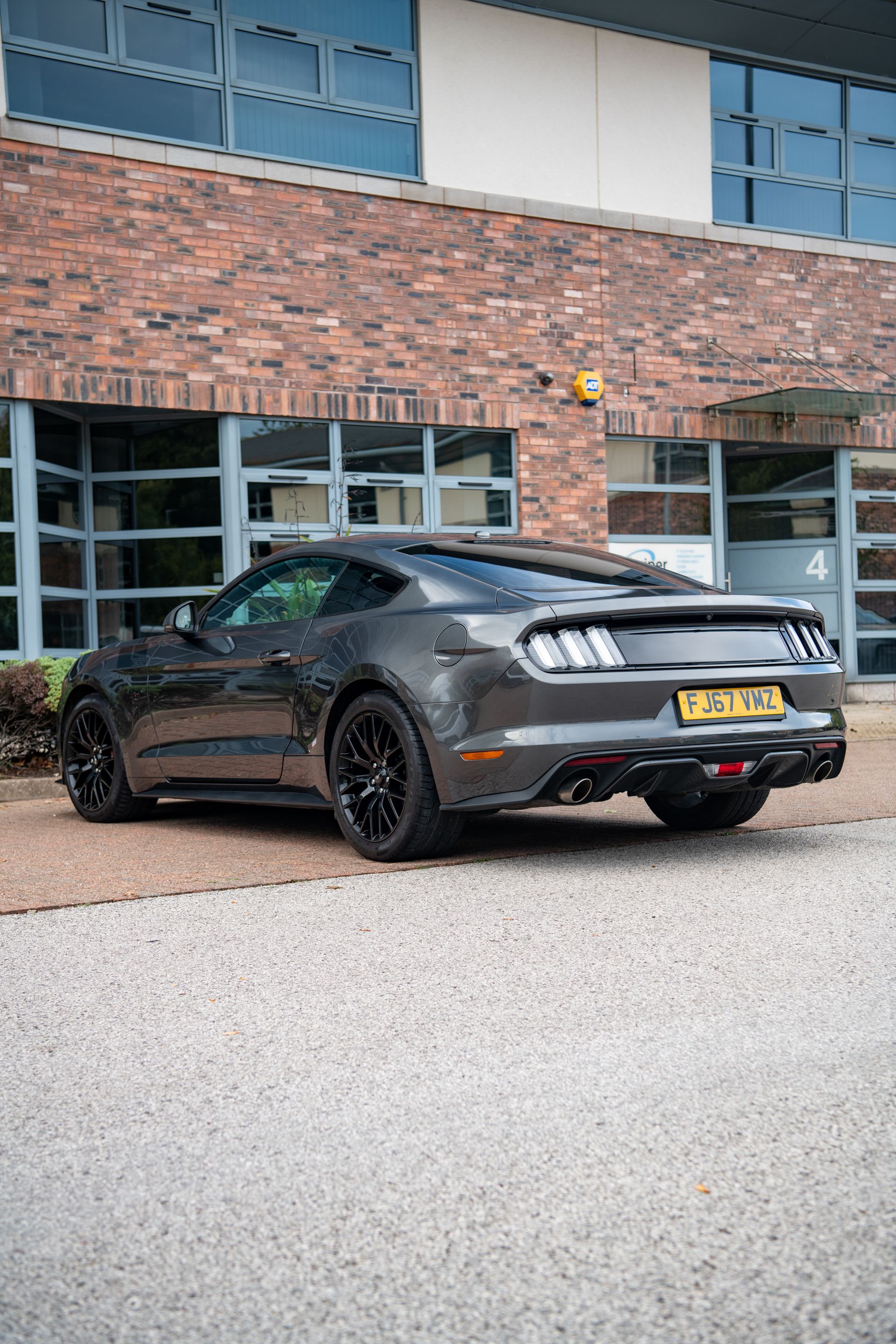 Photo 2 of 12 of 2017 Ford Mustang GT 5.0 V8 Fastback