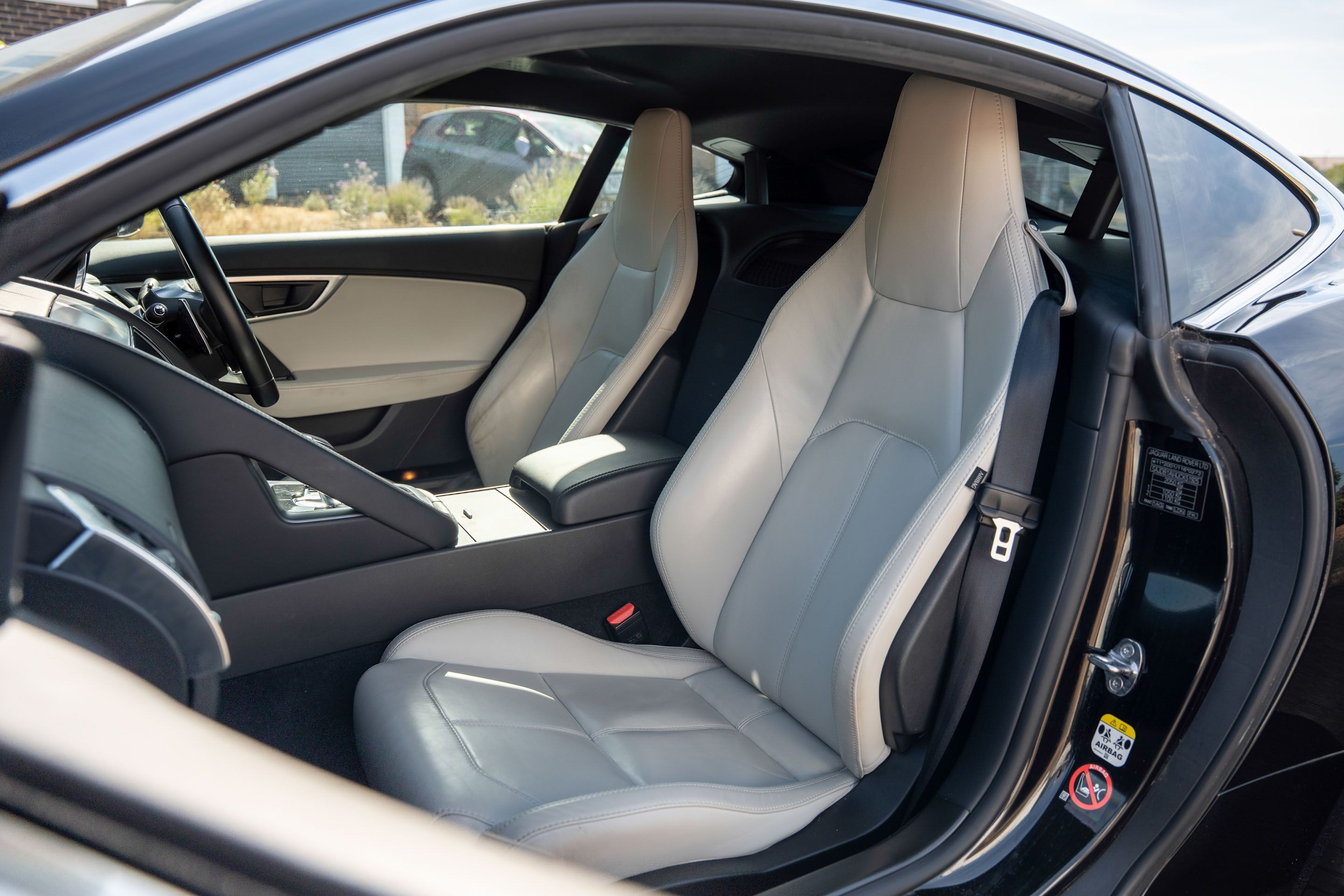 Photo 8 of 12 of 2017 Jaguar F-Type R-Dynamic 3.0 V6 Auto