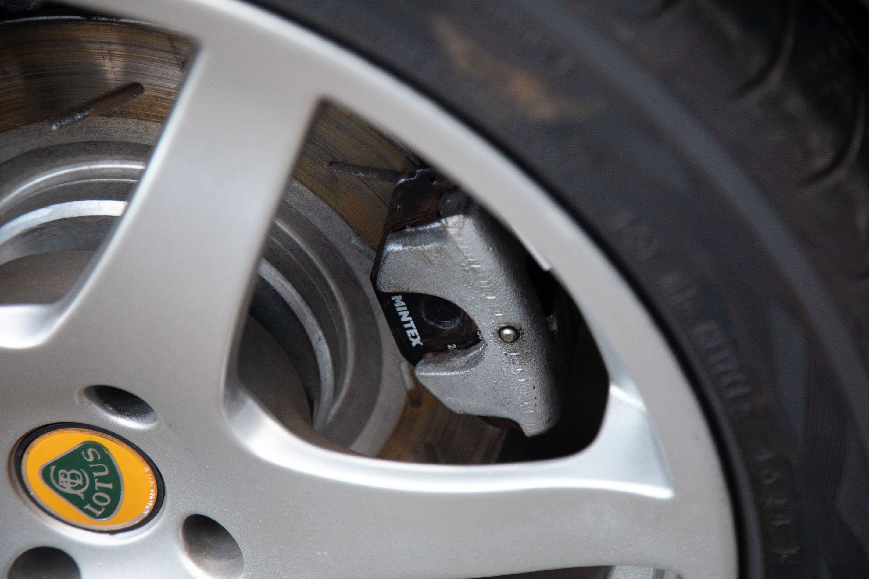 Photo 5 of 12 of 2001 Lotus Elise S2
