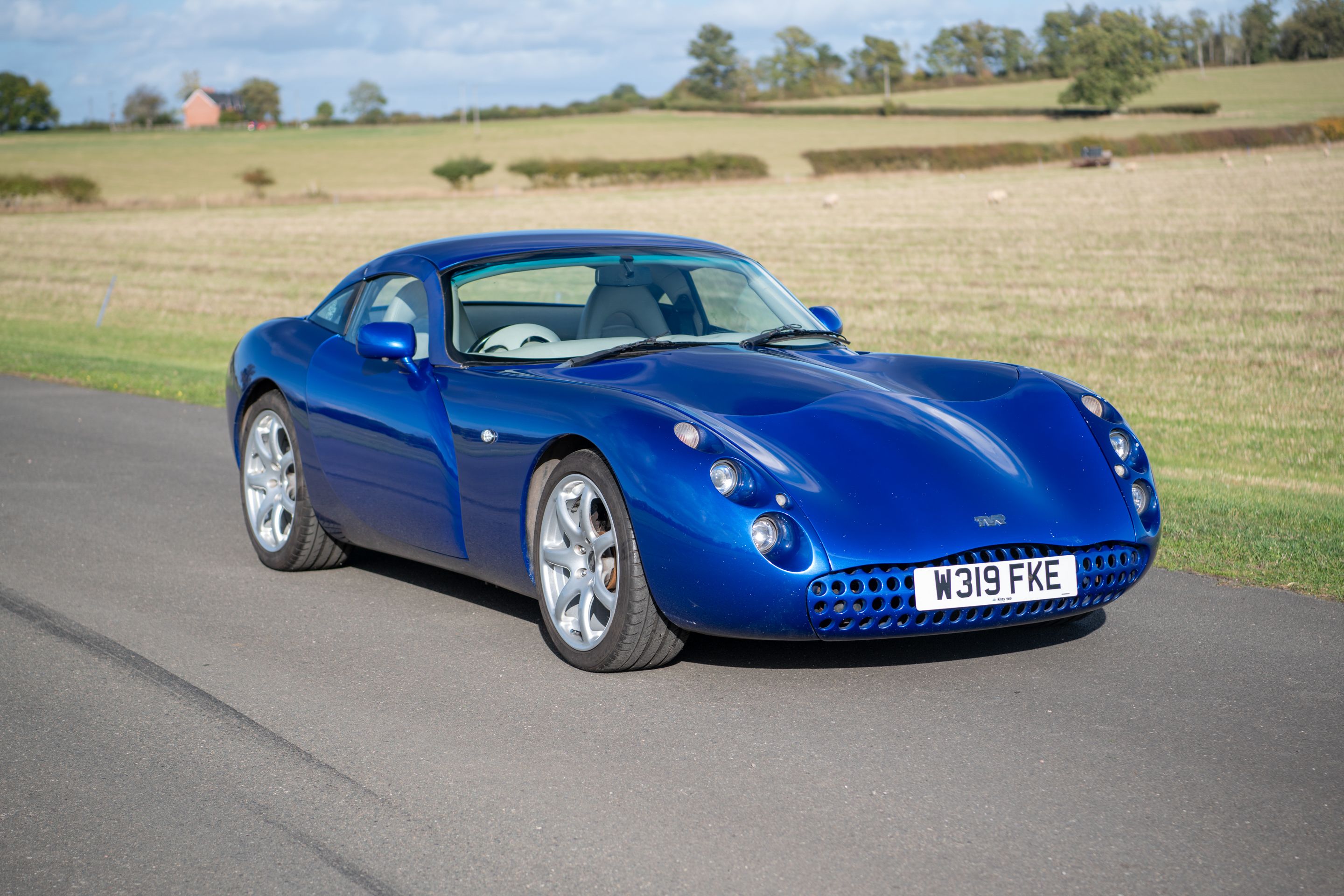 Photo 2 of 12 of 2000 TVR Tuscan Speed 6