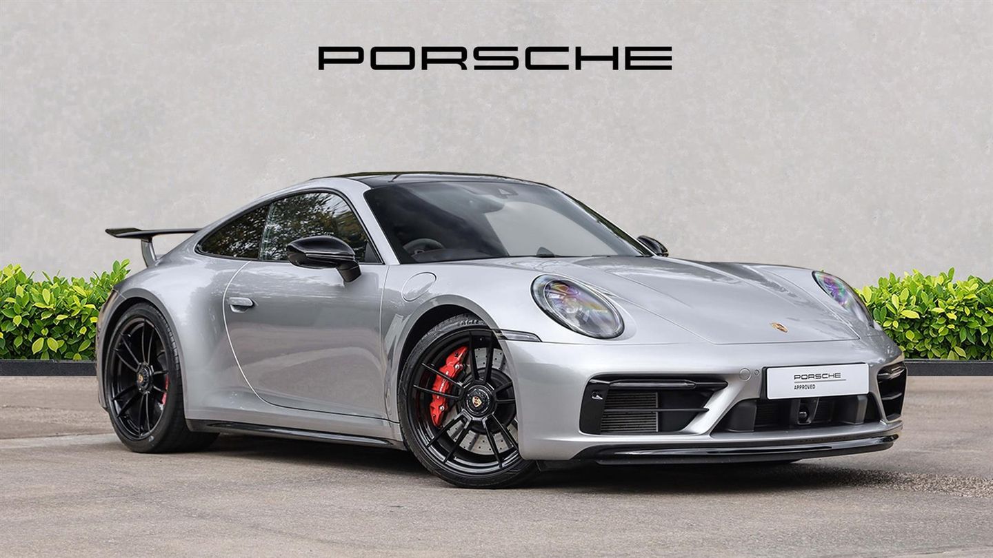 Um 911 preto e um 718 cayman preto numa rua suburbana | Porsche 718 Forum, image size:1440x810