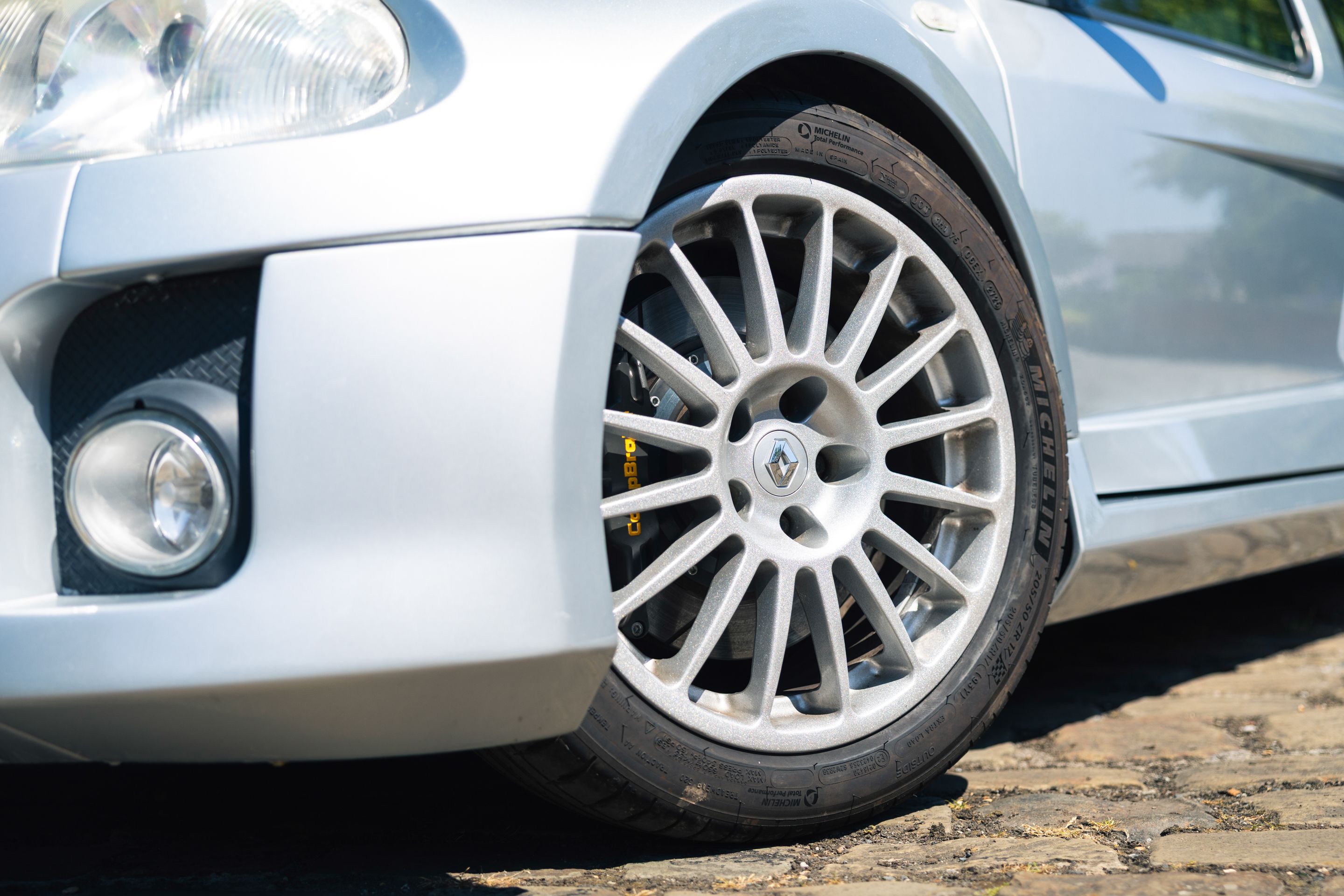 Photo 5 of 12 of 2002 Renault Sport Clio V6