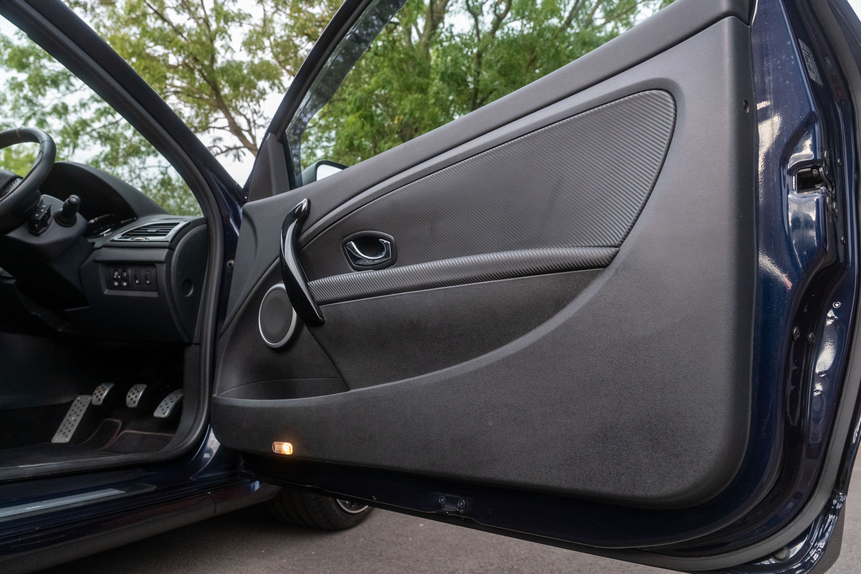 Photo 8 of 12 of 2013 Renaultsport Megane Red Bull Racing RB8