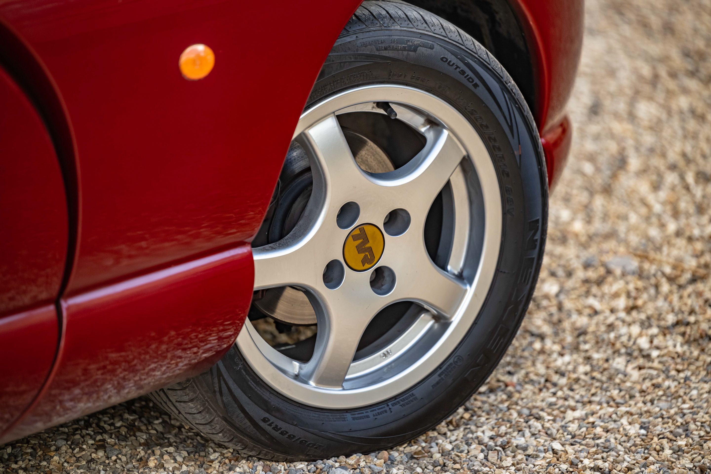 Photo 5 of 12 of 1997 TVR Chimaera 400