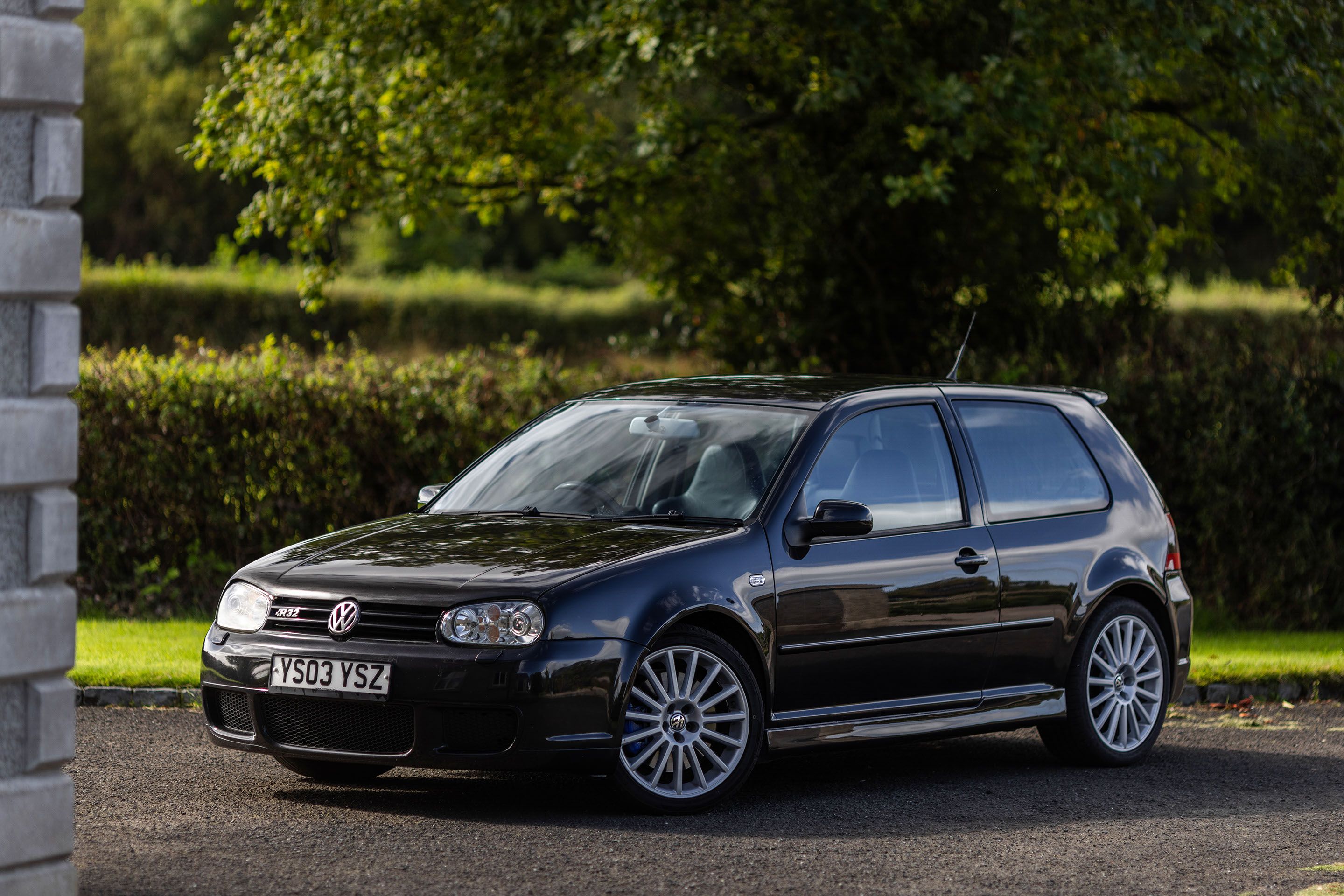Photo 2 of 12 of 2003 Volkswagen Golf R32 Mk4