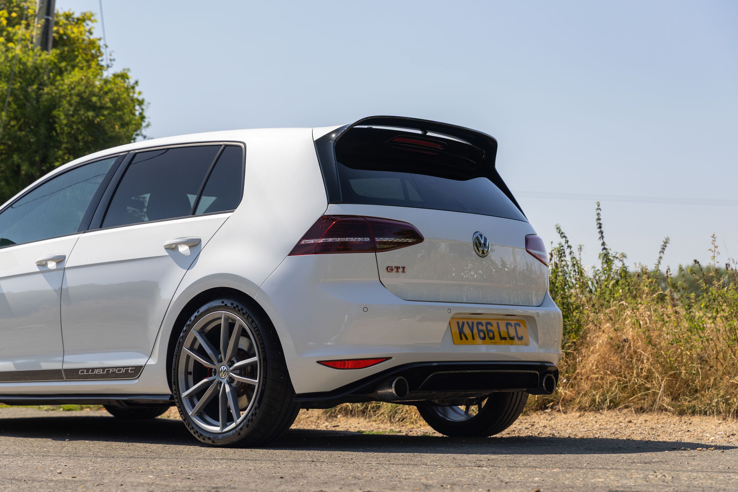 Photo 5 of 12 of 2016 Volkswagen Golf GTI Clubsport Edition 40 (Mk7) Manual