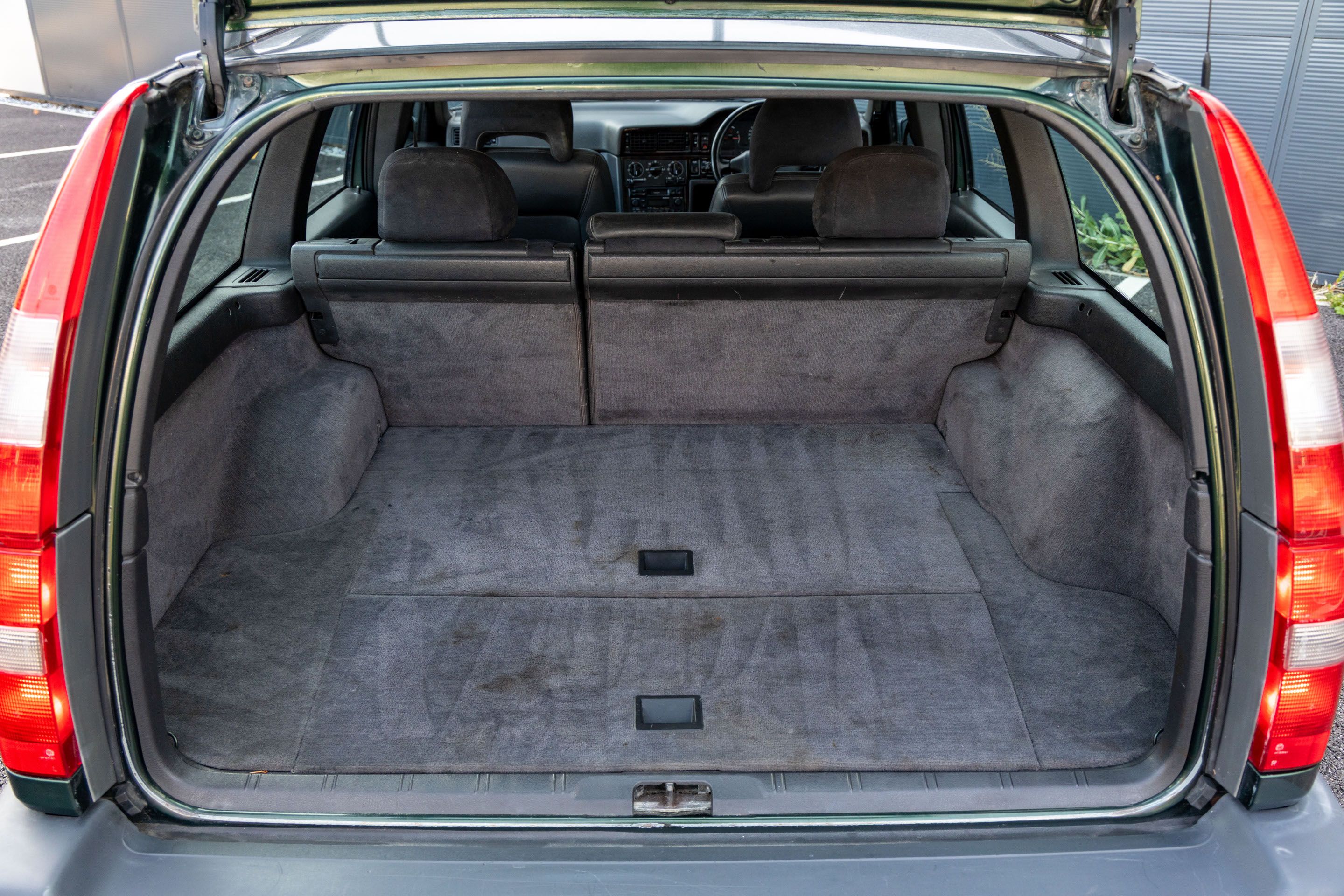 Photo 10 of 12 of 1995 Volvo 850 T5-R Estate (2.3-litre Turbo) Manual