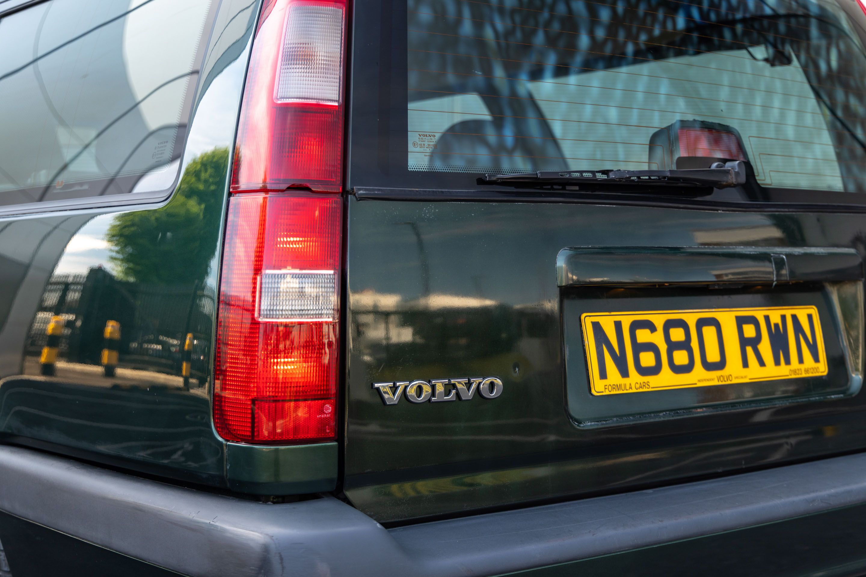 Photo 4 of 12 of 1995 Volvo 850 T5-R Estate (2.3-litre Turbo) Manual